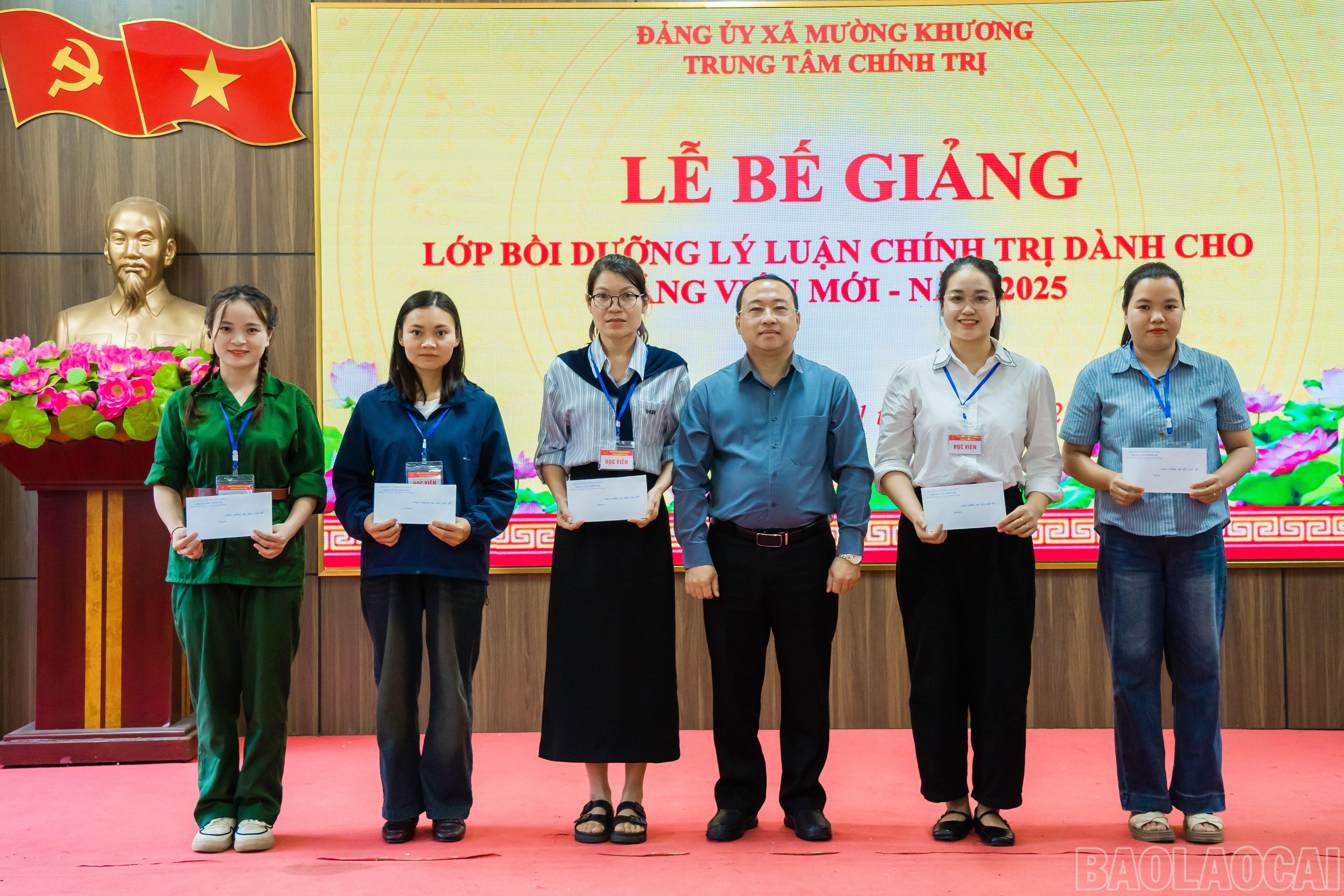 Khen thưởng các cá nhân có thành tích học tập xuất sắc. baolaocai-br_dsc09993.jpg