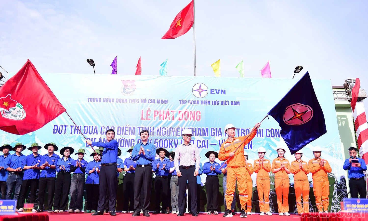 Nhiều công trình, phần việc ý nghĩa có sự đóng góp của thanh niên. anh-1-dc-nguyen-minh-triet-bi-thu-trung-uong-doan-chu-tich-hoi-sinh-vien-vn-trao-co-lenh-phat-dong-dot-thi-dua-cao-diem-tinh-nguyen-tham-gia-thuc-hien-cong-trinh-duong-day.jpg