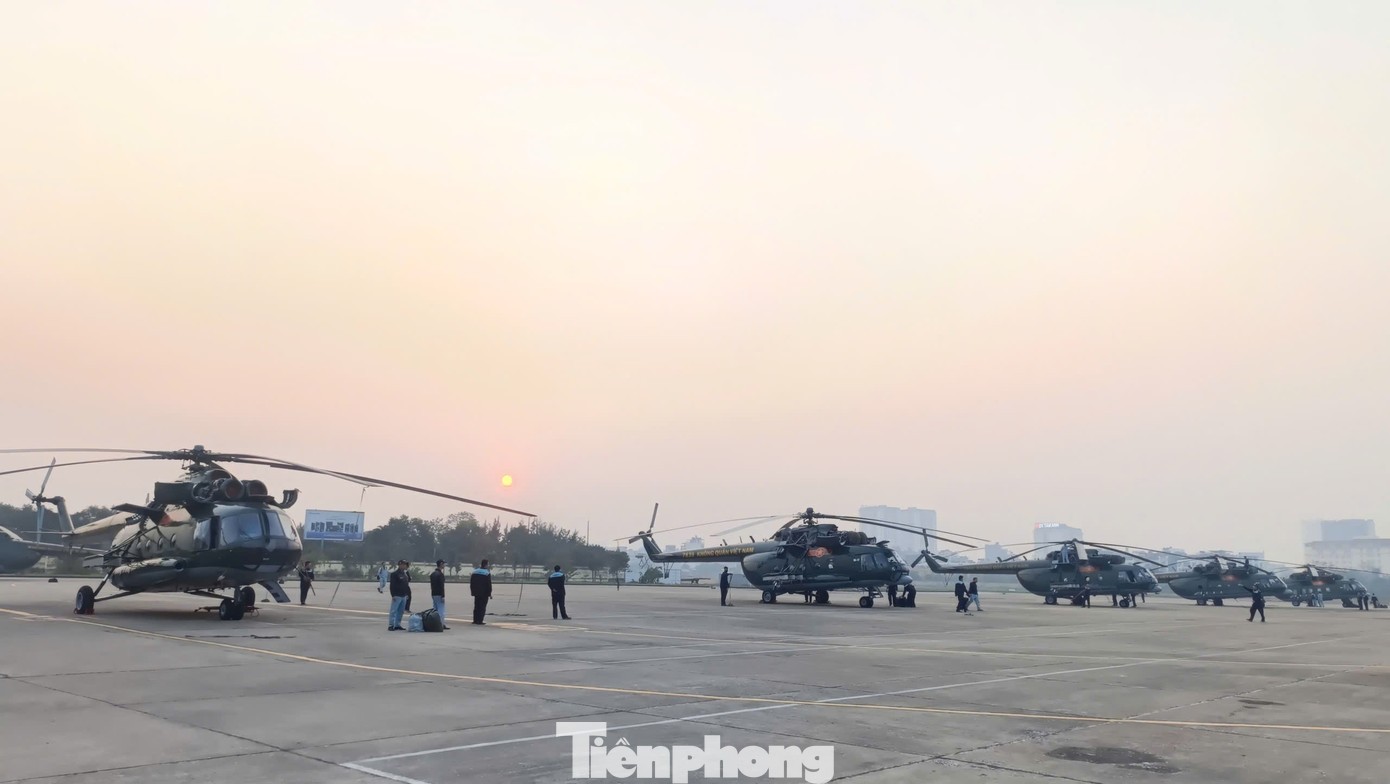 17 giờ ng&agrave;y 9/1, 6 tổ bay trực thăng d&agrave;y dặn kinh nghiệm của Trung đo&agrave;n Kh&ocirc;ng qu&acirc;n 916 đ&atilde; hạ c&aacute;nh tại s&acirc;n bay Gia L&acirc;m, sẵn s&agrave;ng thực hiện c&aacute;c nhiệm vụ tiếp theo.