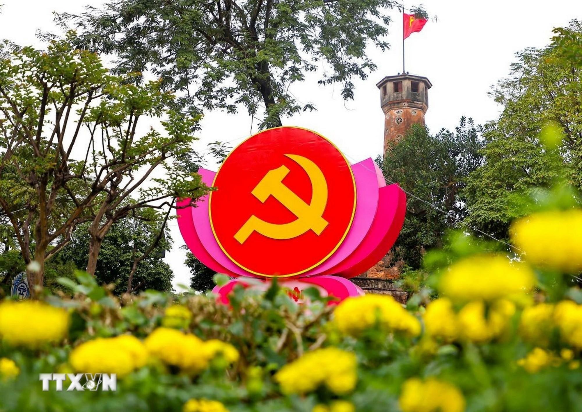 Sắc đỏ rực rỡ của cờ hoa, tr&ecirc;n nhiều tuyến phố đ&atilde; tạo n&ecirc;n một &ldquo;bức tranh&rdquo; sinh động ch&agrave;o mừng Đại hội XIV của Đảng. (Ảnh: Thanh T&ugrave;ng/TTXVN)