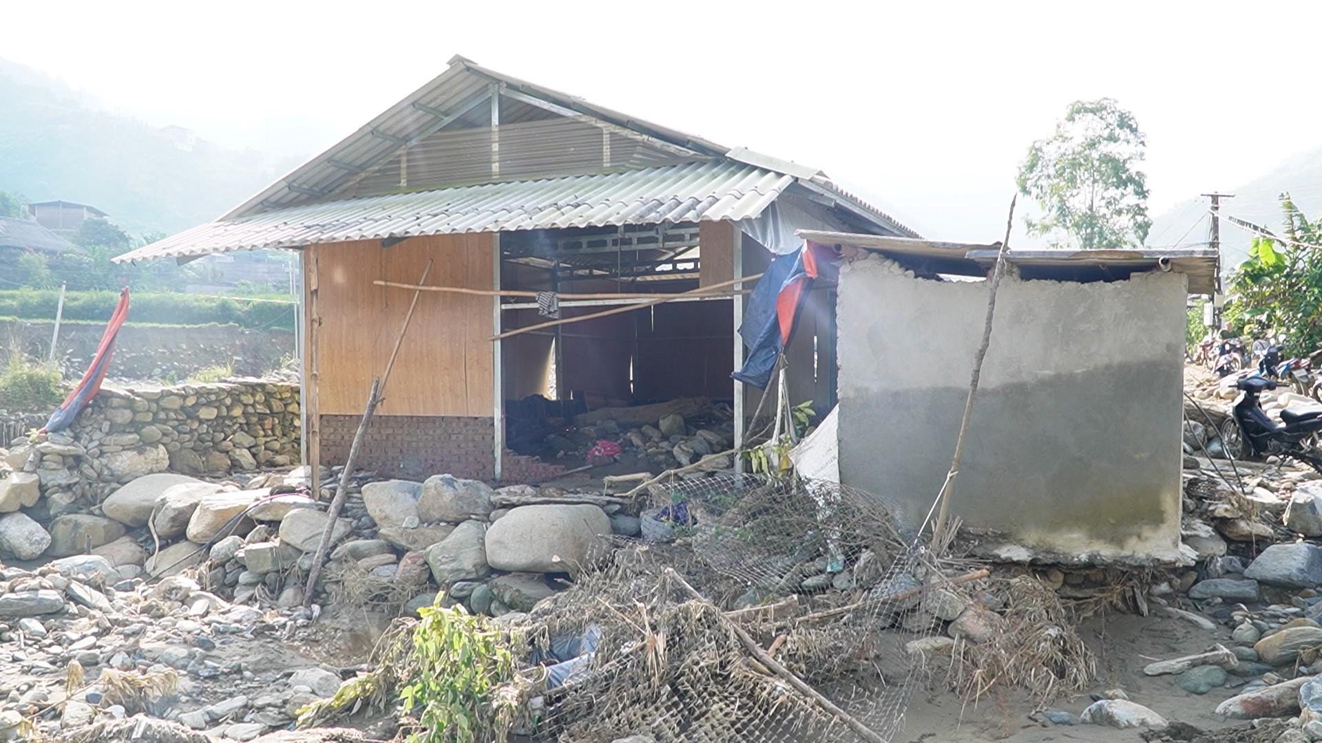 Ngôi nhà của anh Lò Văn Khiêm ở thôn Tà Sung bị hư hỏng nặng sau lũ. cuoi-tuan-9.jpg