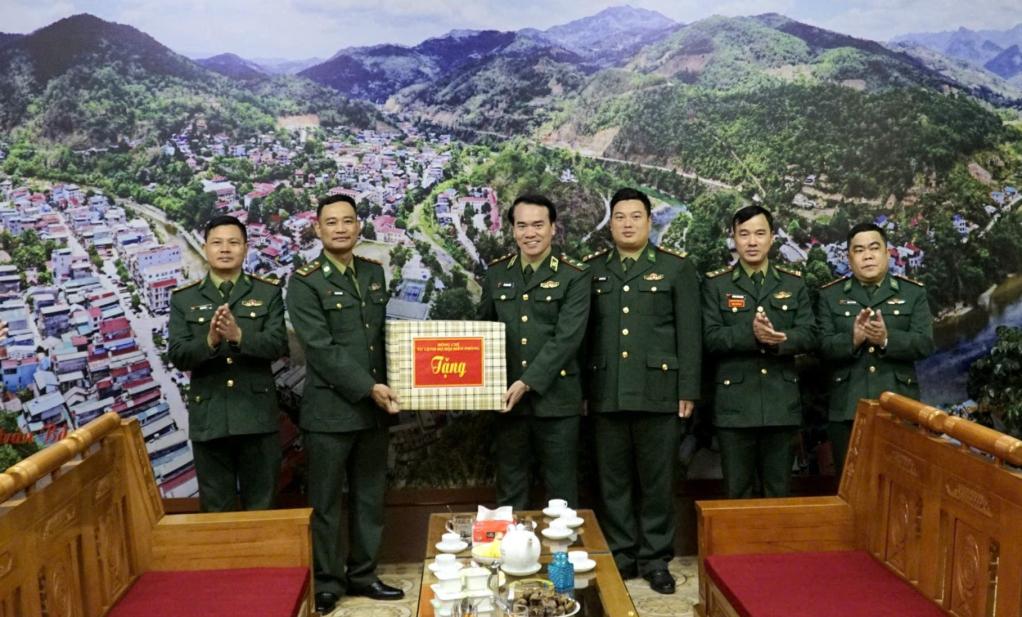 Trung tướng Vũ Trung Ki&ecirc;n, Tư lệnh Bộ đội Bi&ecirc;n ph&ograve;ng tặng qu&agrave; cho c&aacute;n bộ, chiến sỹ Đồn bi&ecirc;n ph&ograve;ng Xu&acirc;n Trường.