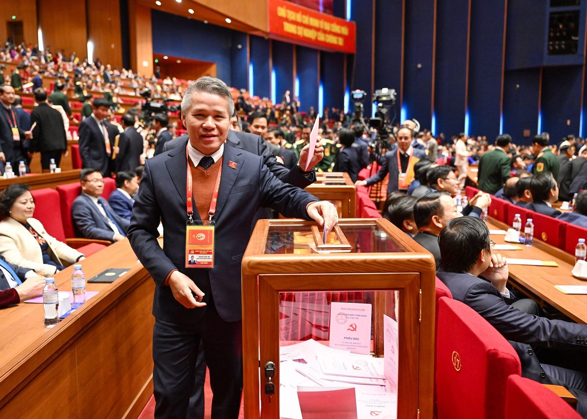 C&aacute;c đại biểu bỏ phiếu bầu Ban Chấp h&agrave;nh Trung ương kh&oacute;a XIV.