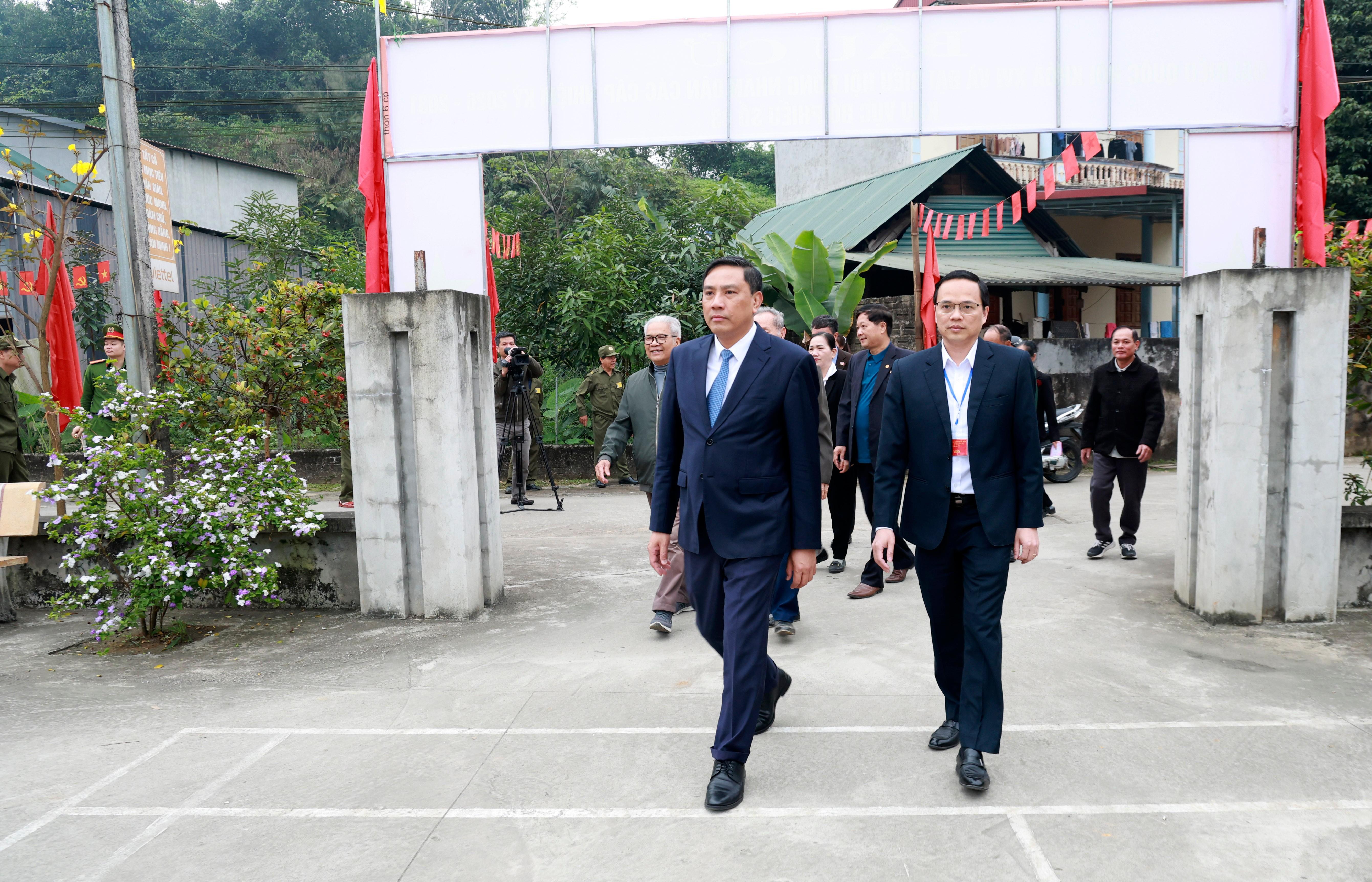 Đồng chí Hoàng Giang, Phó Bí thư Thường trực Tỉnh ủy tới dự buổi khai mạc bỏ phiếu tại khu vực bỏ phiếu số 3 xã Trấn Yên. 060a8143.jpg