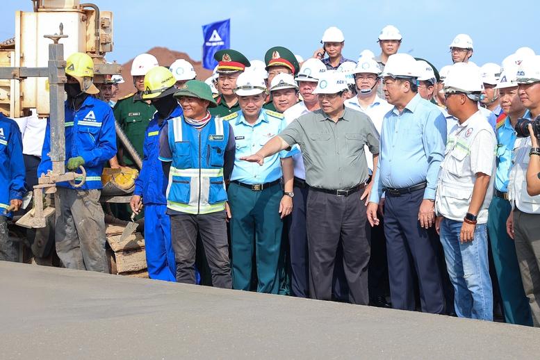 Thủ tướng lần thứ 8 kiểm tra sân bay Long Thành, yêu cầu cơ bản hoàn thành vào 19/12/2025- Ảnh 2.