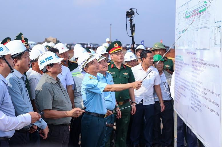 Thủ tướng lần thứ 8 kiểm tra sân bay Long Thành, yêu cầu cơ bản hoàn thành vào 19/12/2025- Ảnh 3.