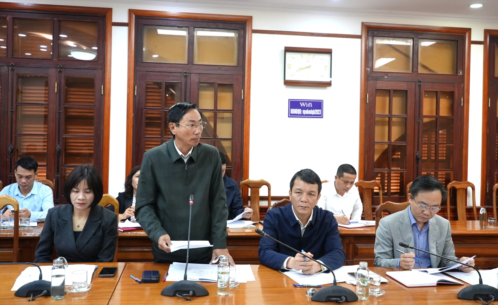 Đại diện các chủ đầu tư báo cáo tiến độ giải ngân vốn đầu tư công - Ảnh: Trung Đức