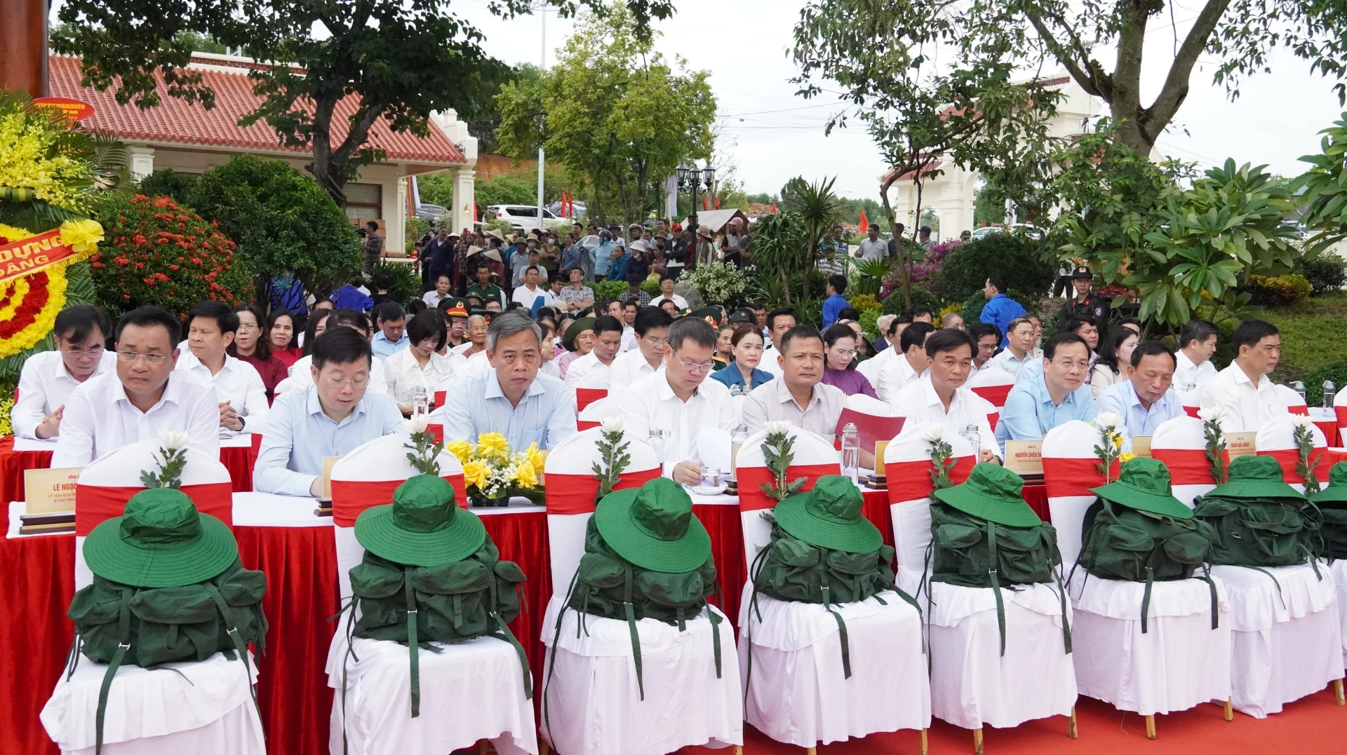 Đại biểu tham dự buổi lễ - Ảnh: QV