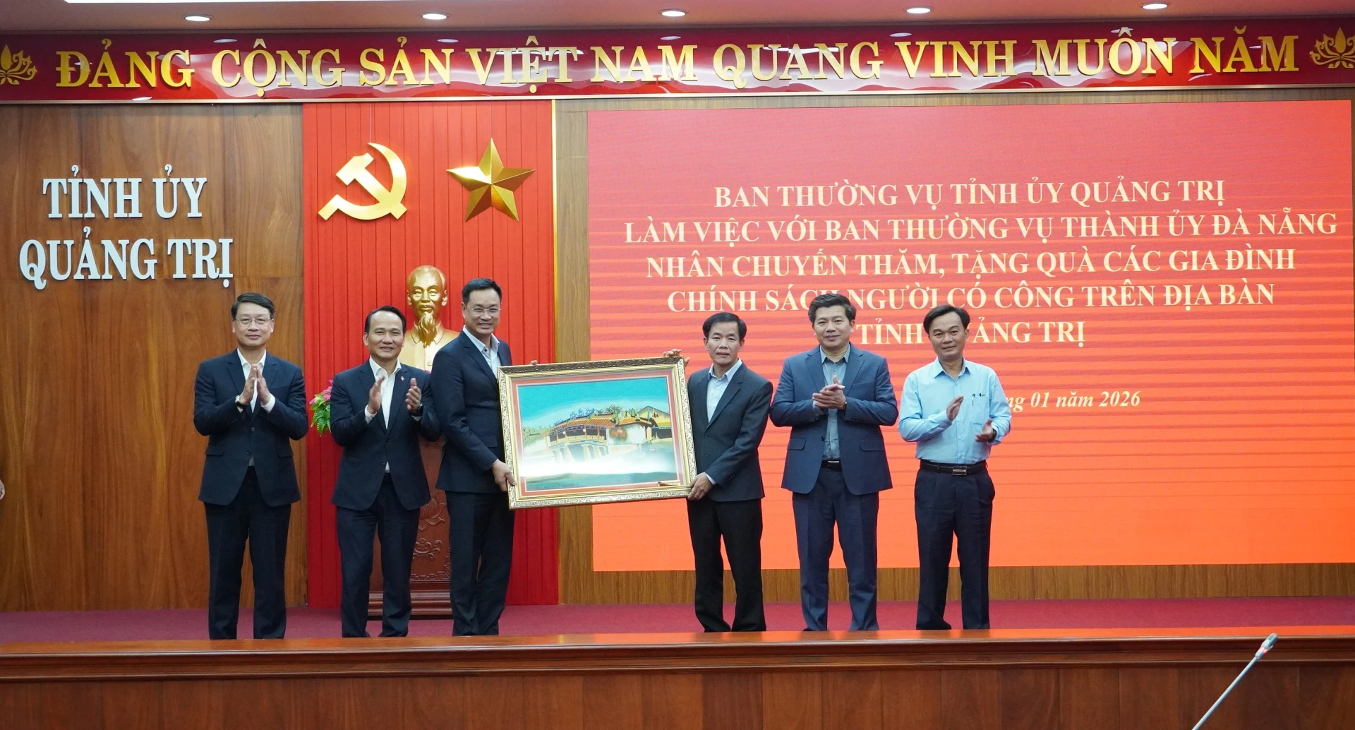 Thường trực Th&agrave;nh ủy Đ&agrave; Nẵng trao qu&agrave; lưu niệm cho Thường trực Tỉnh ủy Quảng Trị - Ảnh: QV