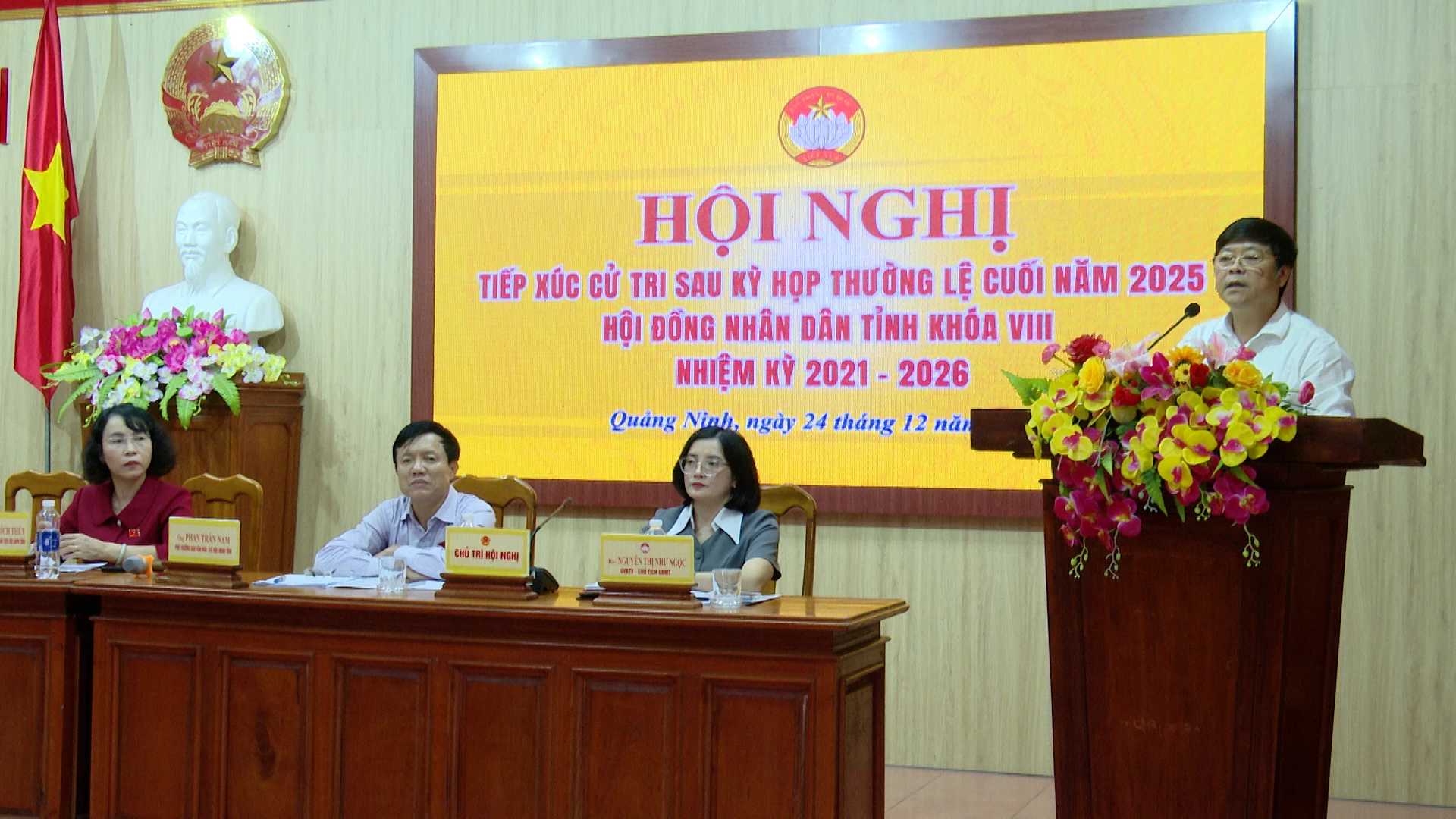 Đại diện đại biểu Hội đồng nh&acirc;n d&acirc;n tỉnh tiếp thu &yacute; kiến, kiến nghị của cử tri. Ảnh: Quang Ngọc