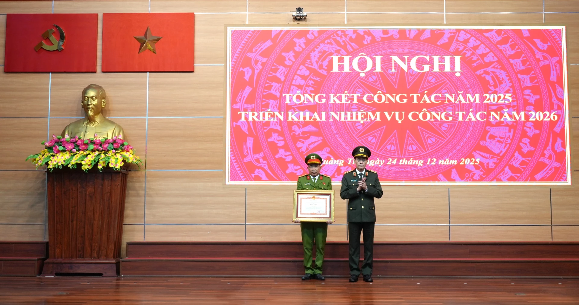 Đồng ch&iacute; Thượng tướng L&ecirc; Quốc H&ugrave;ng, Thứ trưởng Bộ C&ocirc;ng an trao Bằng khen của Thủ tướng Ch&iacute;nh phủ cho c&aacute; nh&acirc;n thuộc C&ocirc;ng an tỉnh Quảng Trị - Ảnh: Trung Đức