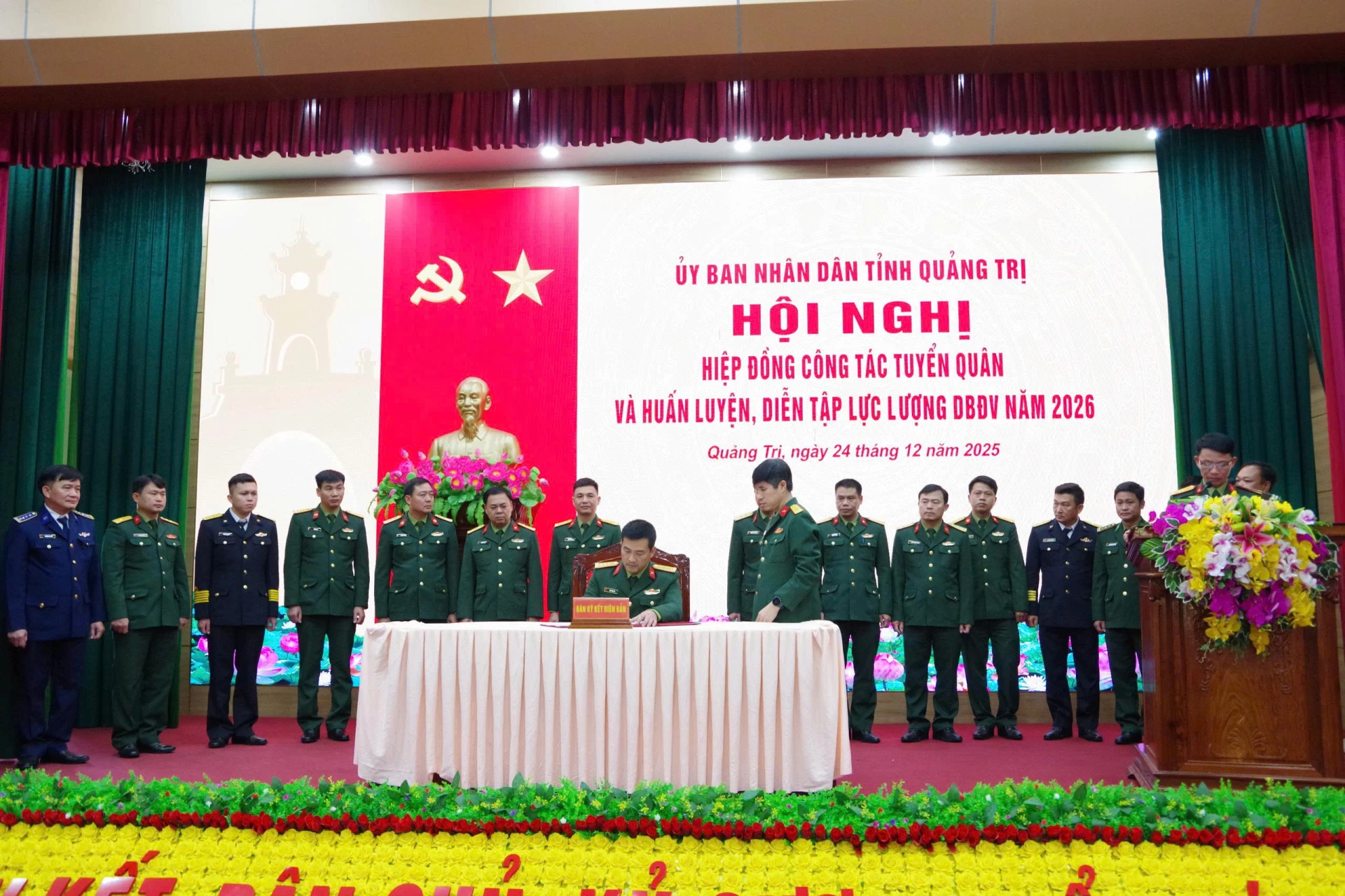 Đại diện đơn vị giao qu&acirc;n, giao nguồn v&agrave; đơn vị nhận qu&acirc;n, nhận nguồn k&yacute; kết bi&ecirc;n bản hiệp đồng. Ảnh: Phan Khi&ecirc;m