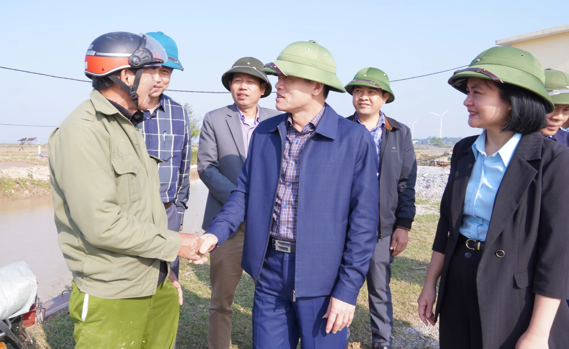 Đồng ch&iacute; Ph&oacute; Chủ tịch UBND tỉnh L&ecirc; Văn Bảo thăm hỏi t&igrave;nh h&igrave;nh gieo cấy l&uacute;a vụ Đ&ocirc;ng-Xu&acirc;n của b&agrave; con n&ocirc;ng d&acirc;n tại x&atilde; Ninh Ch&acirc;u - Ảnh: N.H