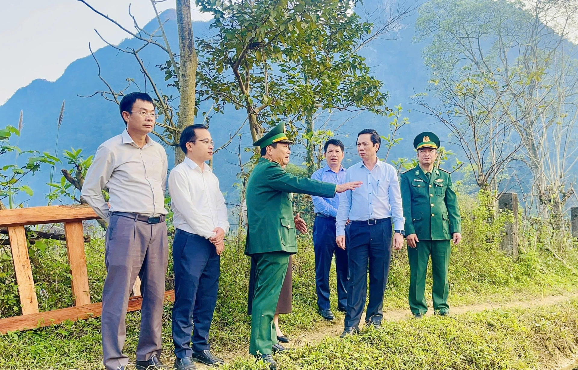 Đồng Ph&oacute; Chủ tịch Thường trực UBND tỉnh Ho&agrave;ng Nam khảo s&aacute;t t&igrave;nh h&igrave;nh đời sống, sản xuất của đồng b&agrave;o Rục, x&atilde; Kim Ph&uacute; - Ảnh: T.L