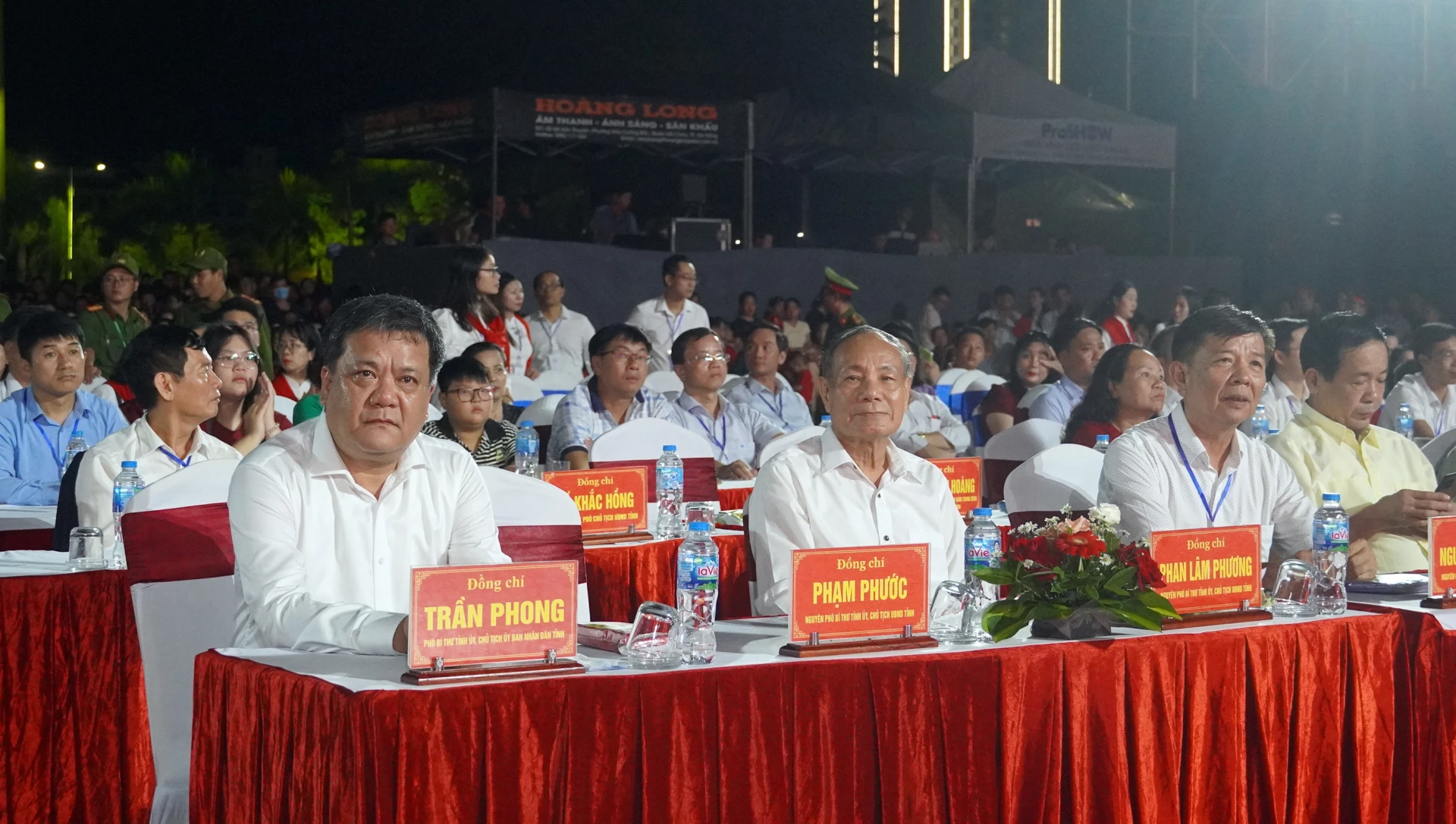 Các đồng chí lãnh đạo tỉnh tham dự chương trình tại điểm cầu Quảng trường Hồ Chí Minh, phường Đồng Hới - Ảnh: N.M