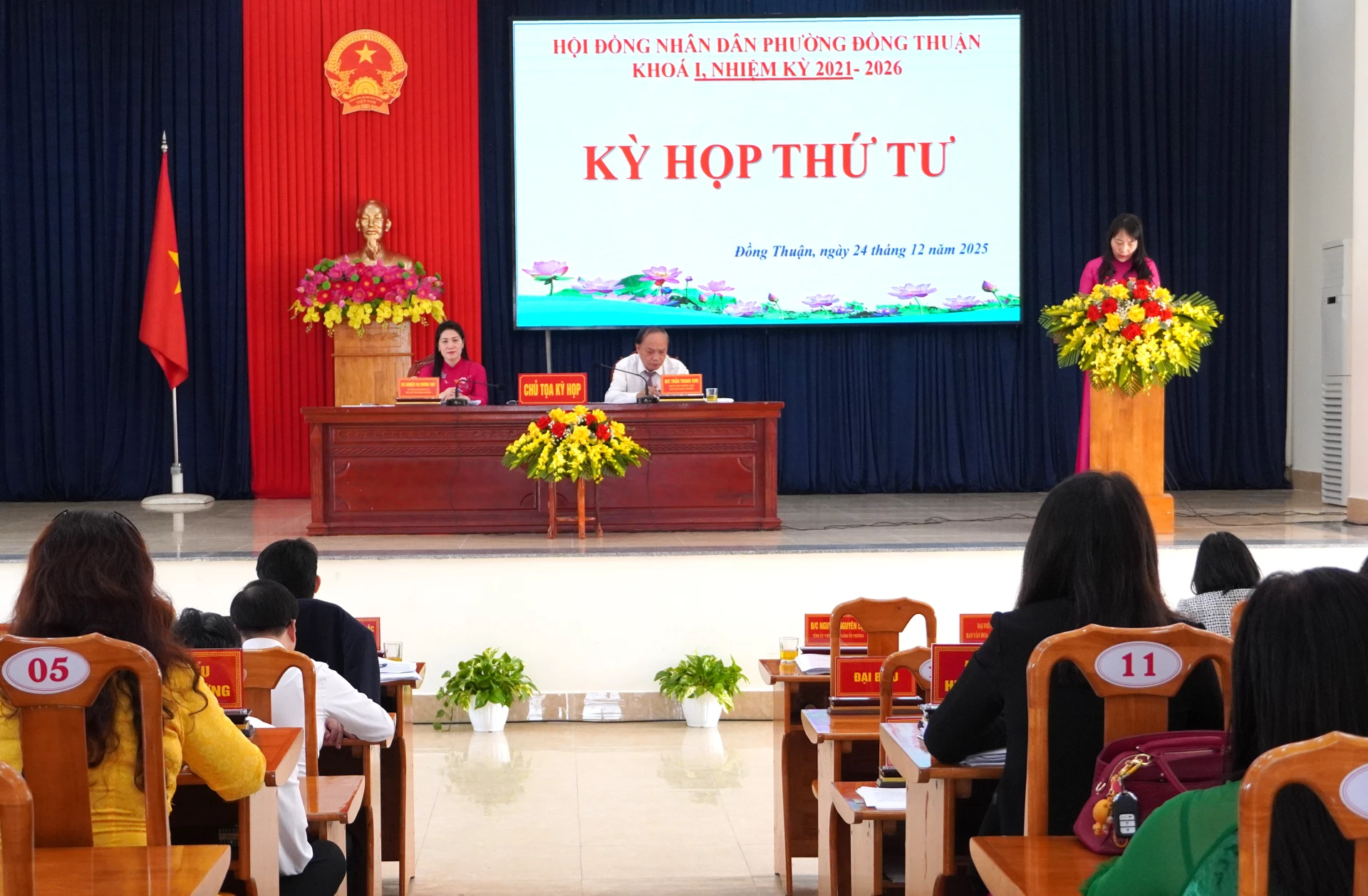 Chủ tọa điều h&agrave;nh kỳ hop. Ảnh: H.Tr.