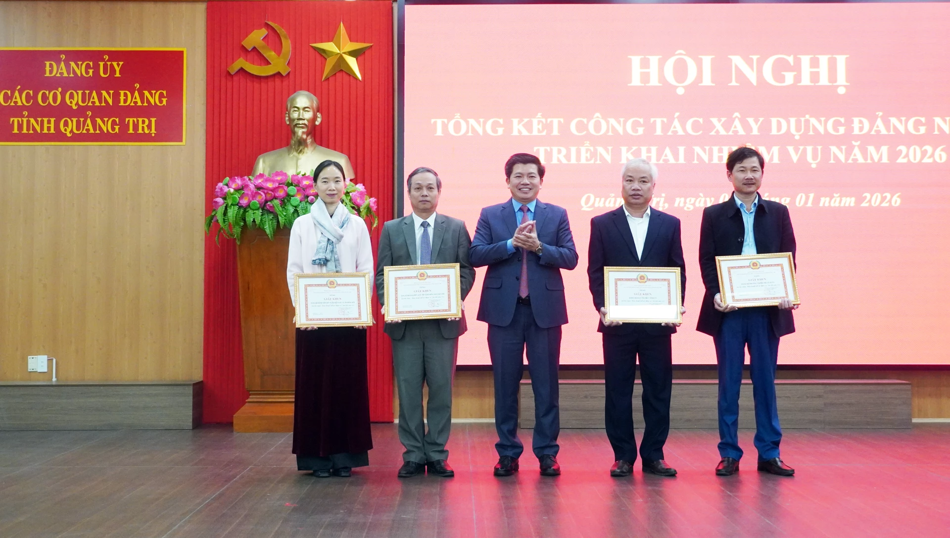 Đồng chí Trần Vũ Khiêm, Phó Bí thư Thường trực Tỉnh ủy, Bí thư Đảng ủy CCQ Đảng tỉnh trao giấy khen của Ban Thường vụ Đảng ủy CCQ Đảng tỉnh cho các tập thể - Ảnh: N.M