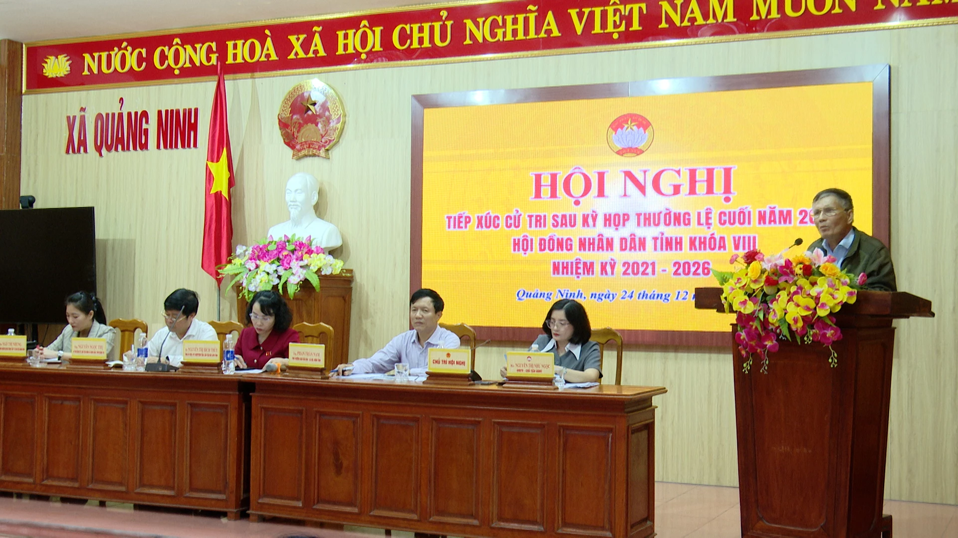 C&aacute;c đại biểu Hội đồng nh&acirc;n d&acirc;n tỉnh lắng nghe &yacute; kiến, kiến nghi của cử tri. Ảnh: Quang Ngọc