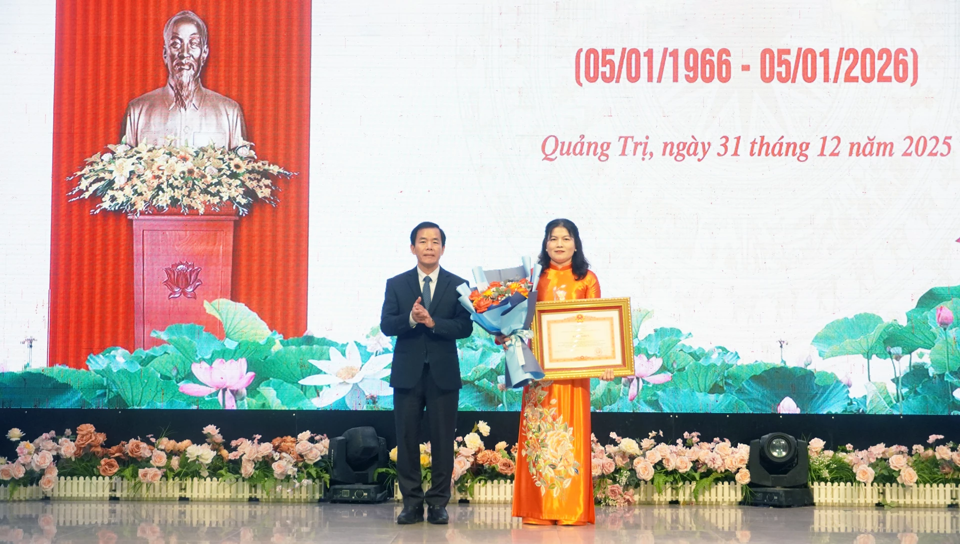 Đồng ch&iacute; Nguyễn Văn Phương, B&iacute; thư Tỉnh ủy, Trưởng Ban Chỉ đạo Ph&ograve;ng chống tham nhũng, l&atilde;ng ph&iacute;, ti&ecirc;u cực tỉnh trao Bằng khen của Thủ tướng Ch&iacute;nh phủ cho đồng ch&iacute; Ly Kiều V&acirc;n, Ủy vi&ecirc;n Ban Thường vụ, Trưởng Ban Nội ch&iacute;nh Tỉnh ủy, Ph&oacute; Trưởng ban Thường trực Ban Chỉ đạo PCTN,LP,TC tỉnh - Ảnh: N.M