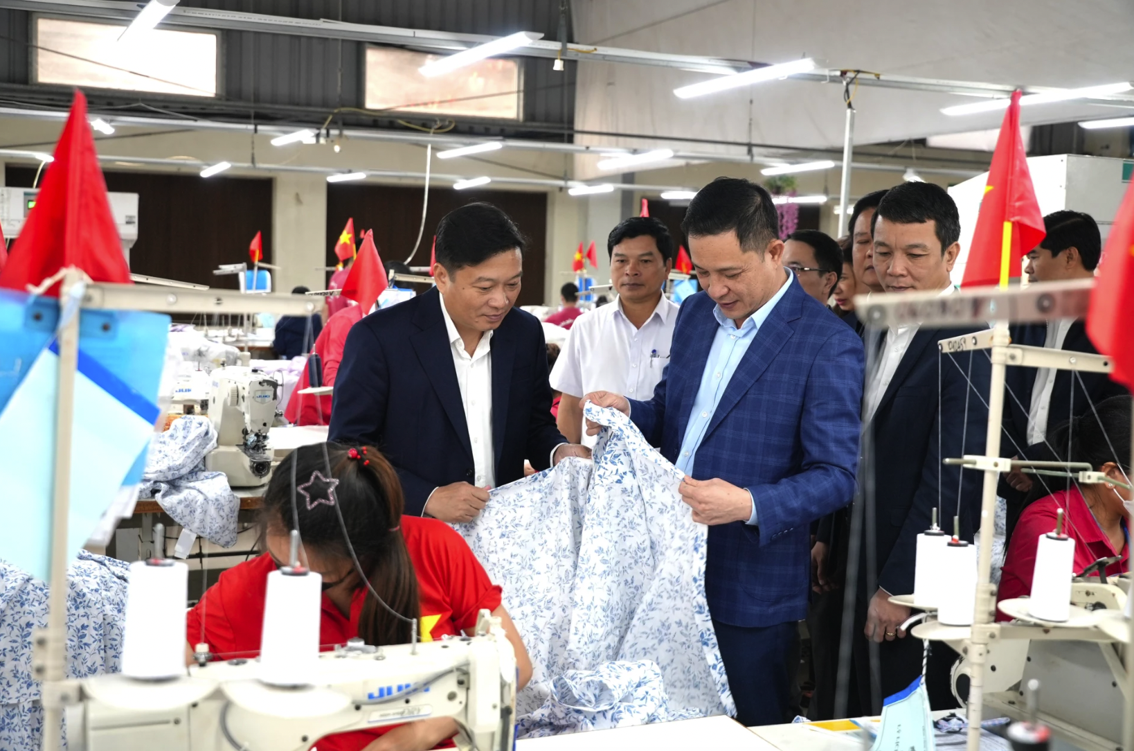 Đồng ch&iacute; L&ecirc; Hồng Vinh, Chủ tịch UBND tỉnh kiểm tra quy tr&igrave;nh sản xuất tại X&iacute; nghiệp may H&agrave; Quảng - Ảnh: Trung Đức