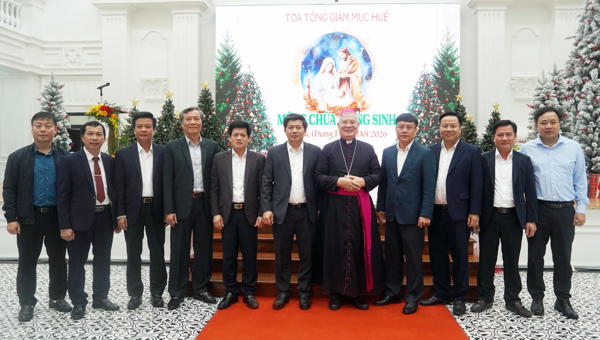 Đồng ch&iacute; Ph&oacute; B&iacute; thư Thường trực Tỉnh ủy Trần Vũ Khi&ecirc;m c&ugrave;ng c&aacute;c đồng ch&iacute; l&atilde;nh đạo tỉnh chụp ảnh lưu niệm c&ugrave;ng Tổng Gi&aacute;m mục Đặng Đức Ng&acirc;n - Ảnh: N.M