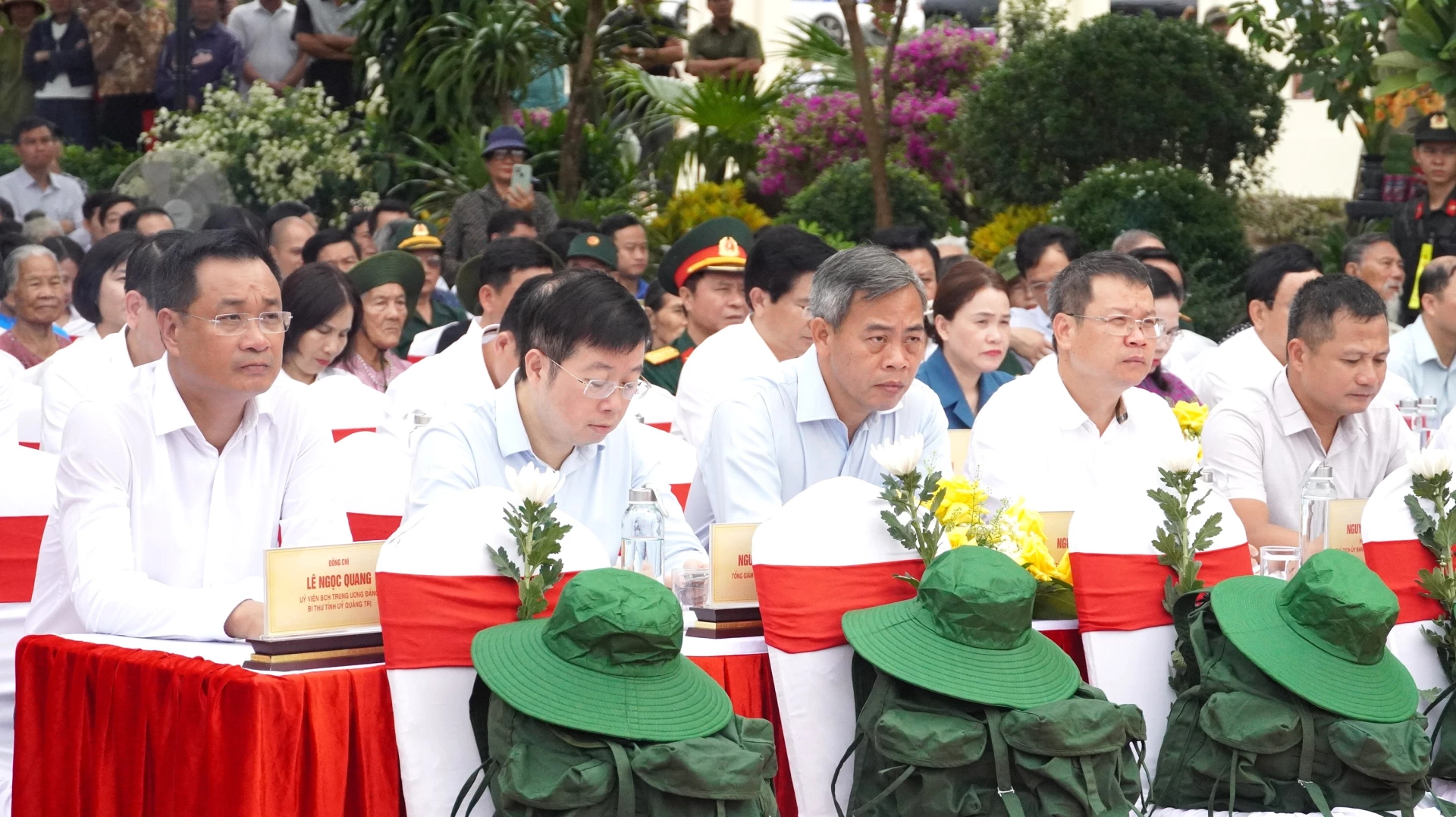 Đại biểu tham dự buổi lễ - Ảnh: QV