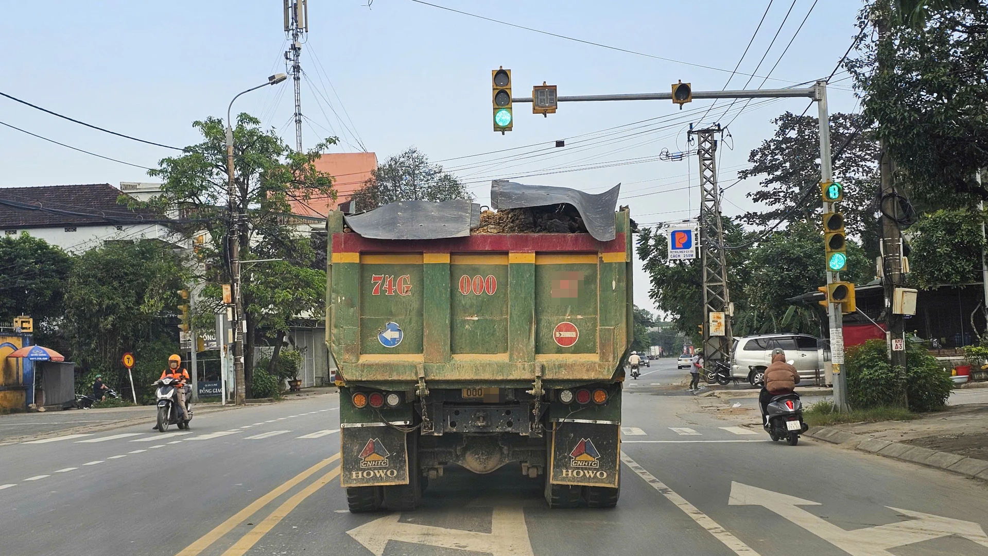 C&aacute;c phương tiện vận chuyển đất chạy qua tuyến nội thị phường Đ&ocirc;ng H&agrave;