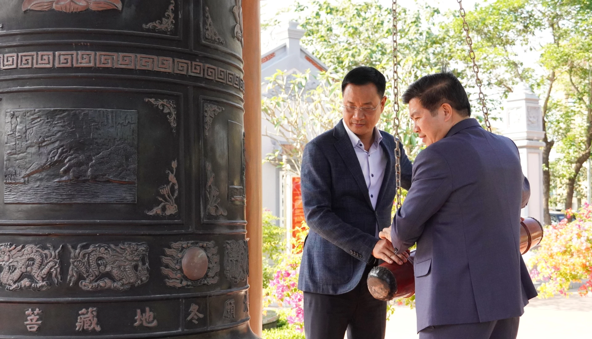 Đồng ch&iacute; L&ecirc; Ngọc Quang, B&iacute; thư Th&agrave;nh ủy Đ&agrave; Nẵng v&agrave; đồng ch&iacute; Trần Vũ Khi&ecirc;m, Ph&oacute; B&iacute; thư Thường trực Tỉnh ủy Quảng Trị thực hiện nghi thức thỉnh chu&ocirc;ng tại Đền thờ B&aacute;c Hồ v&agrave; c&aacute;c Anh h&ugrave;ng Liệt sĩ tỉnh - Ảnh: QV