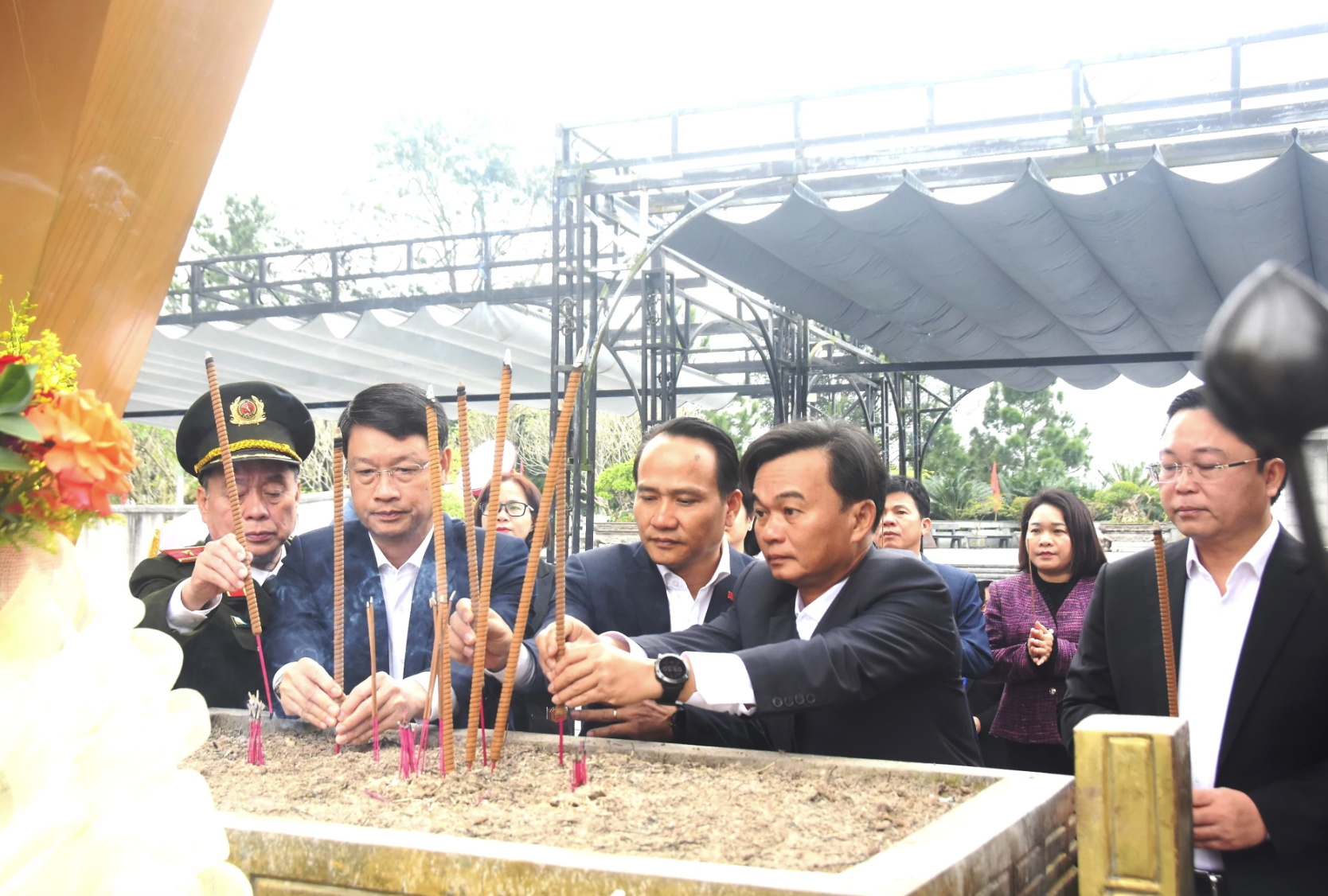 C&aacute;c đồng ch&iacute; l&atilde;nh đạo TP. Đ&agrave; Nẵng v&agrave; tỉnh Quảng Trị d&acirc;ng hương tri &acirc;n c&aacute;c Anh h&ugrave;ng liệt sĩ tại Nghĩa trang liệt sĩ quốc gia Đường 9 - Ảnh: Đ.V