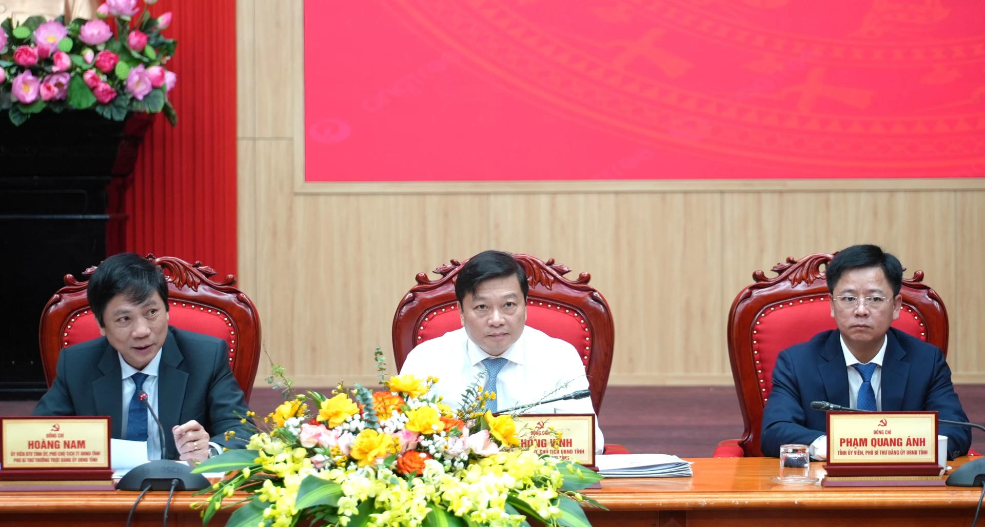 Đồng ch&iacute; L&ecirc; Hồng Vinh, Chủ tịch UBND tỉnh, B&iacute; thư Đảng ủy UBND tỉnh v&agrave; c&aacute;c đồng ch&iacute; trong Thường trực Đảng ủy chủ tr&igrave; hội nghị - Ảnh: Trung Đức