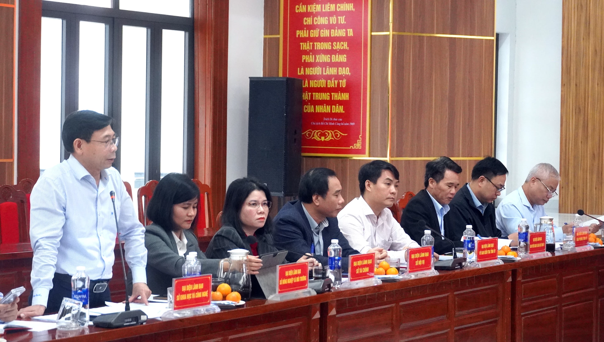 Đại biểu thảo luận tại buổi làm việc - Ảnh: N.M