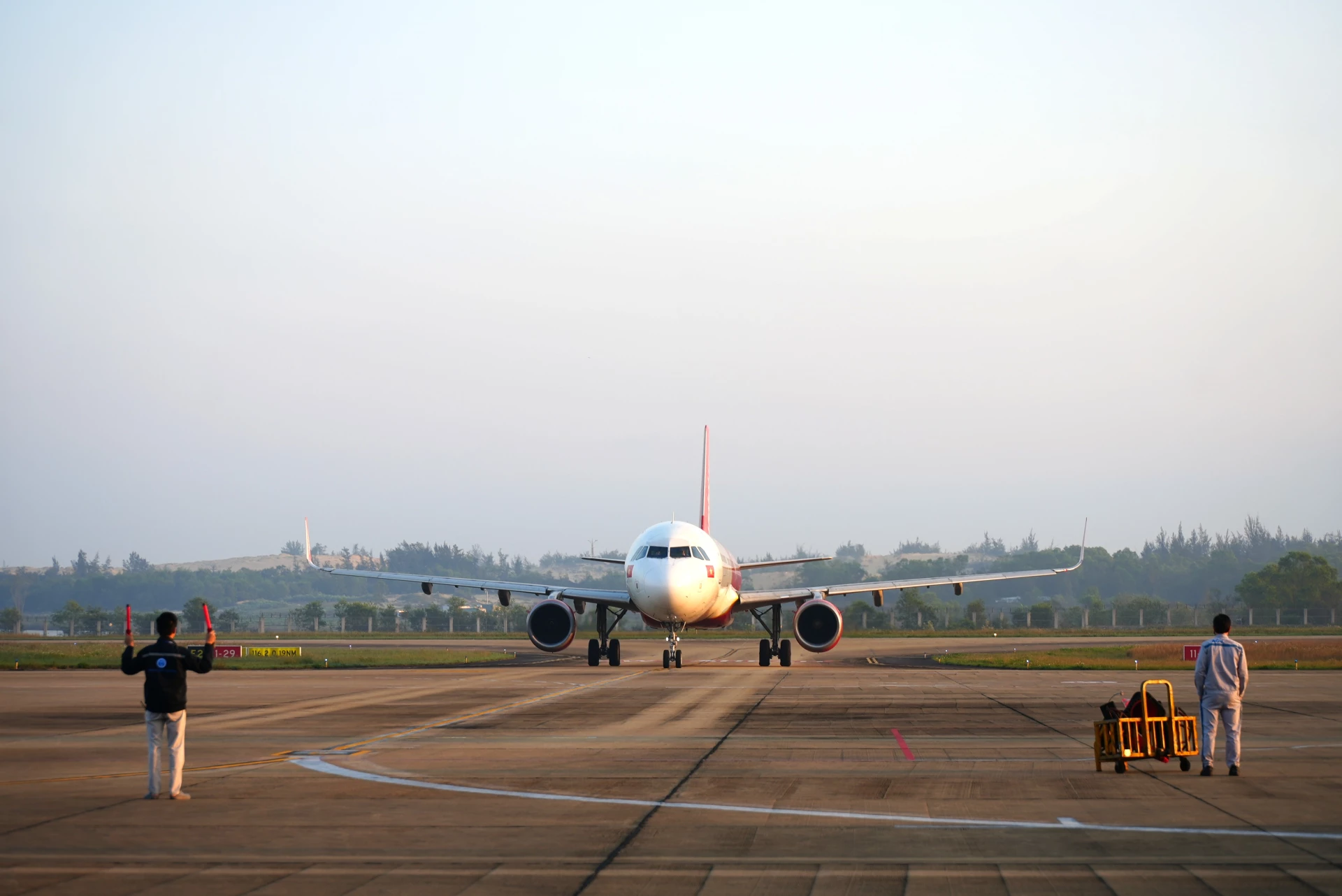 Chuyến bay mang số hiệu VJ260 của H&atilde;ng h&agrave;ng kh&ocirc;ng Vietjet Air hạ c&aacute;nh xuống s&acirc;n bay Đồng Hới l&uacute;c 7 giờ 5 ph&uacute;t - Ảnh: Trung Đức