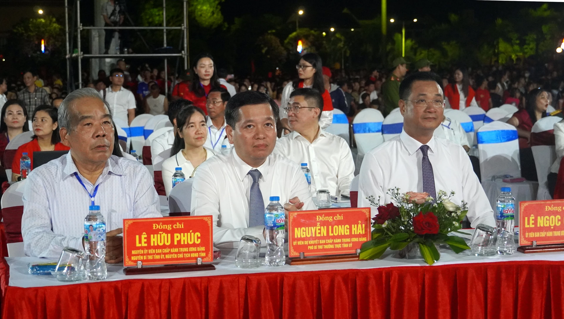 Các đồng chí lãnh đạo tỉnh tham dự chương trình tại điểm cầu Quảng trường Hồ Chí Minh, phường Đồng Hới - Ảnh: N.M