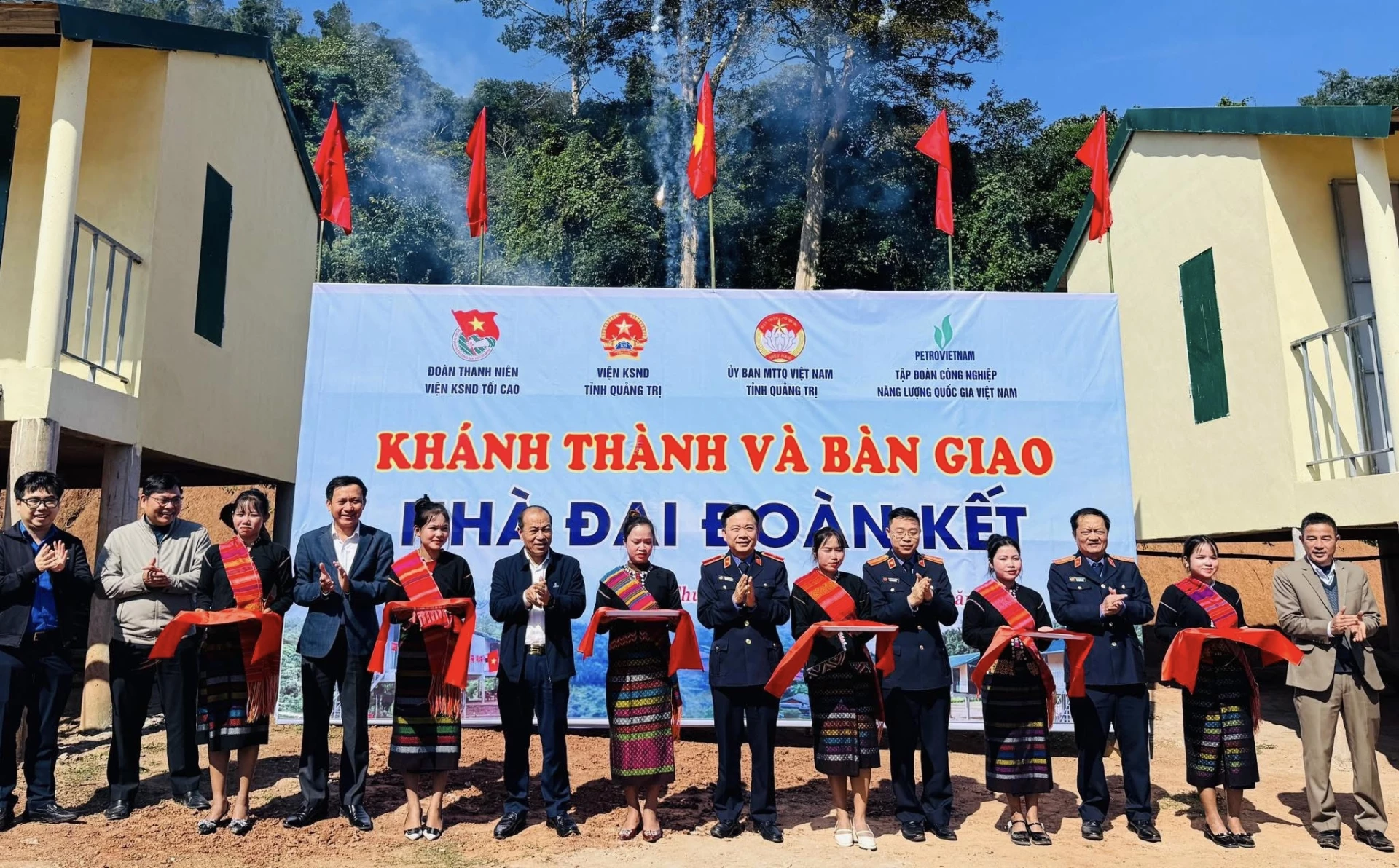 B&agrave;n giao nh&agrave; Đại đo&agrave;n kết cho c&aacute;c hộ đồng b&agrave;o d&acirc;n tộc thiểu số tại Thượng Trạch - Ảnh: K.H