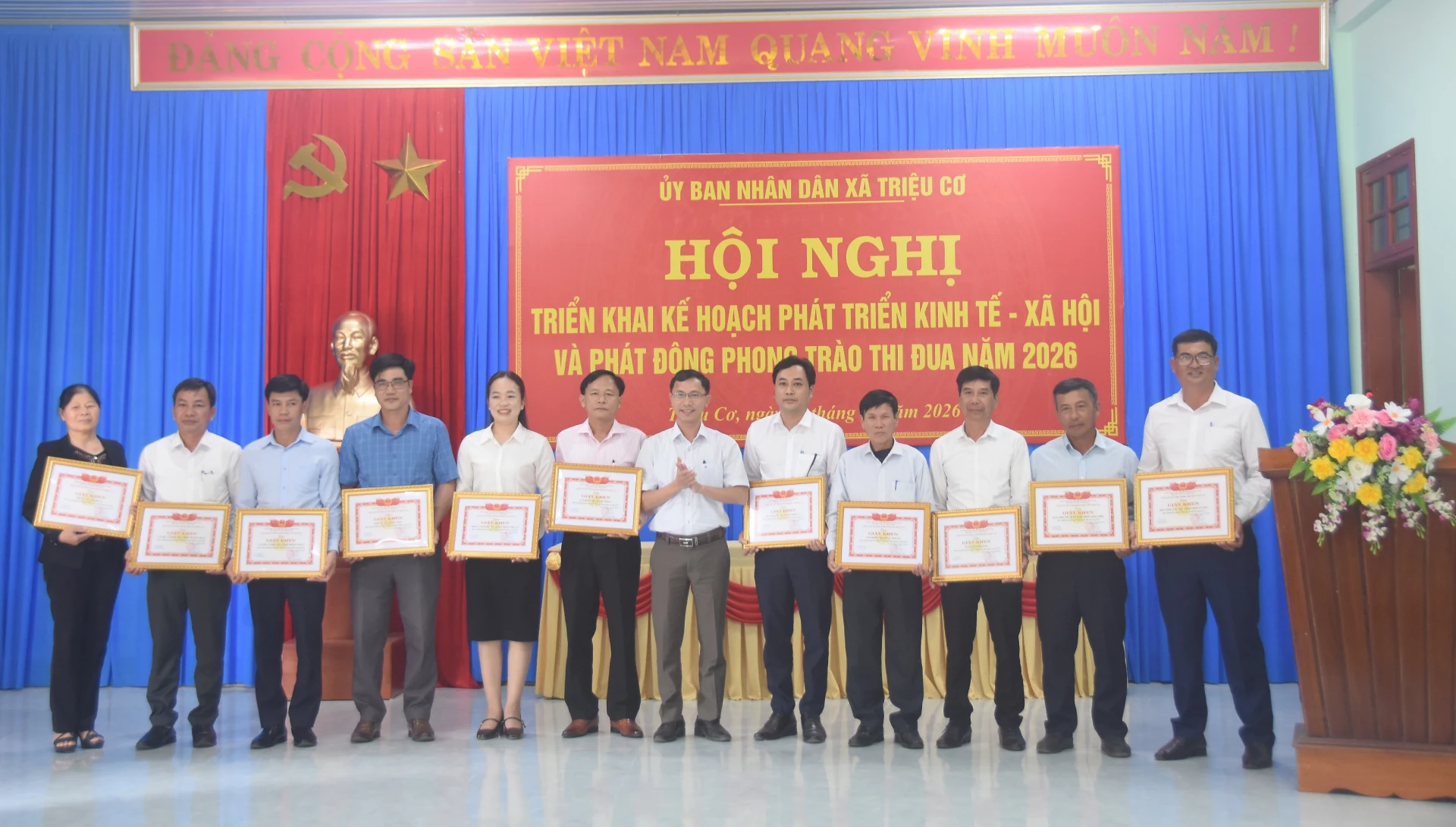 Khen thưởng c&aacute;c tập thể, c&aacute; nh&acirc;n - Ảnh: ĐV