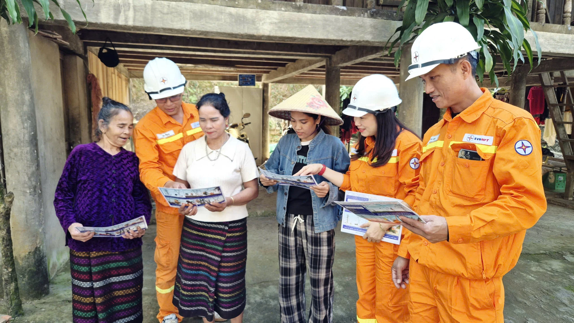 c&aacute;n bộ, nh&acirc;n vi&ecirc;n EVN trực tiếp gặp gỡ, ph&aacute;t tờ rơi v&agrave; hướng dẫn người d&acirc;n th&ocirc;n Ka Lu c&aacute;ch sử dụng điện an to&agrave;n, tiết kiệm-Ảnh: K.S