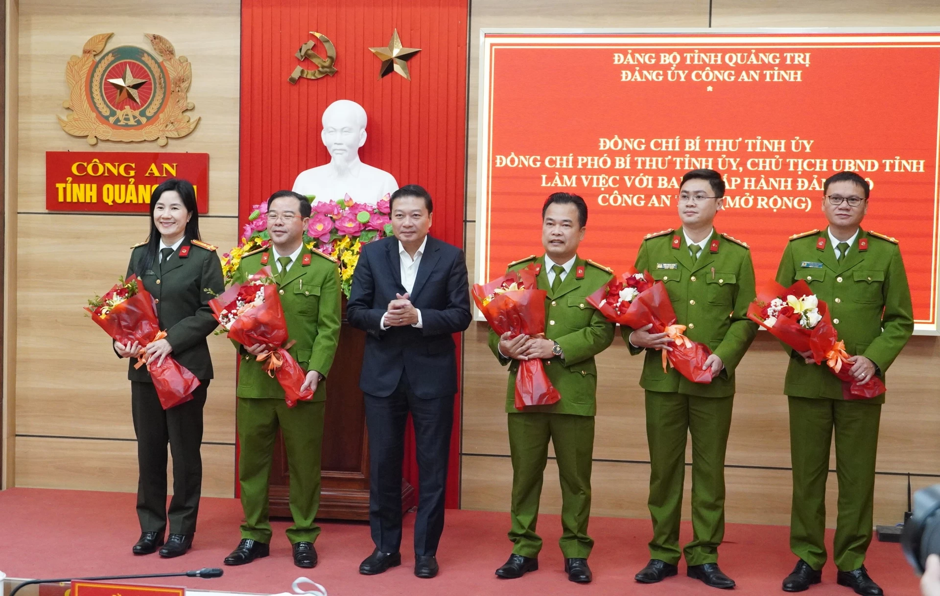 Chủ tịch UBND tỉnh Lê Hồng Vinh trao thưởng cho các tập thể có thành tích xuất sắc trong công tác phòng, chống tội phạm - Ảnh: QV