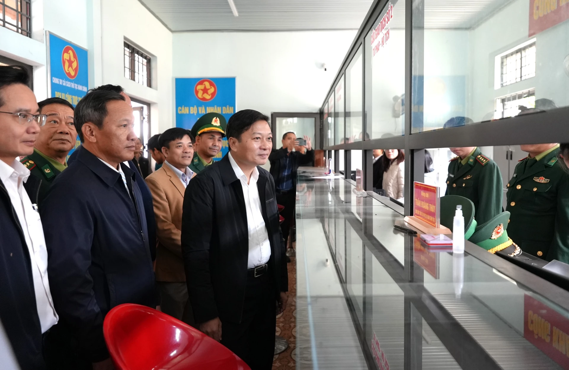 Đồng chí Lê Hồng Vinh, Chủ tịch UBND tỉnh kiểm tra tại Trung tâm phục vụ hành chính xã Lìa - Ảnh: Trung Đức