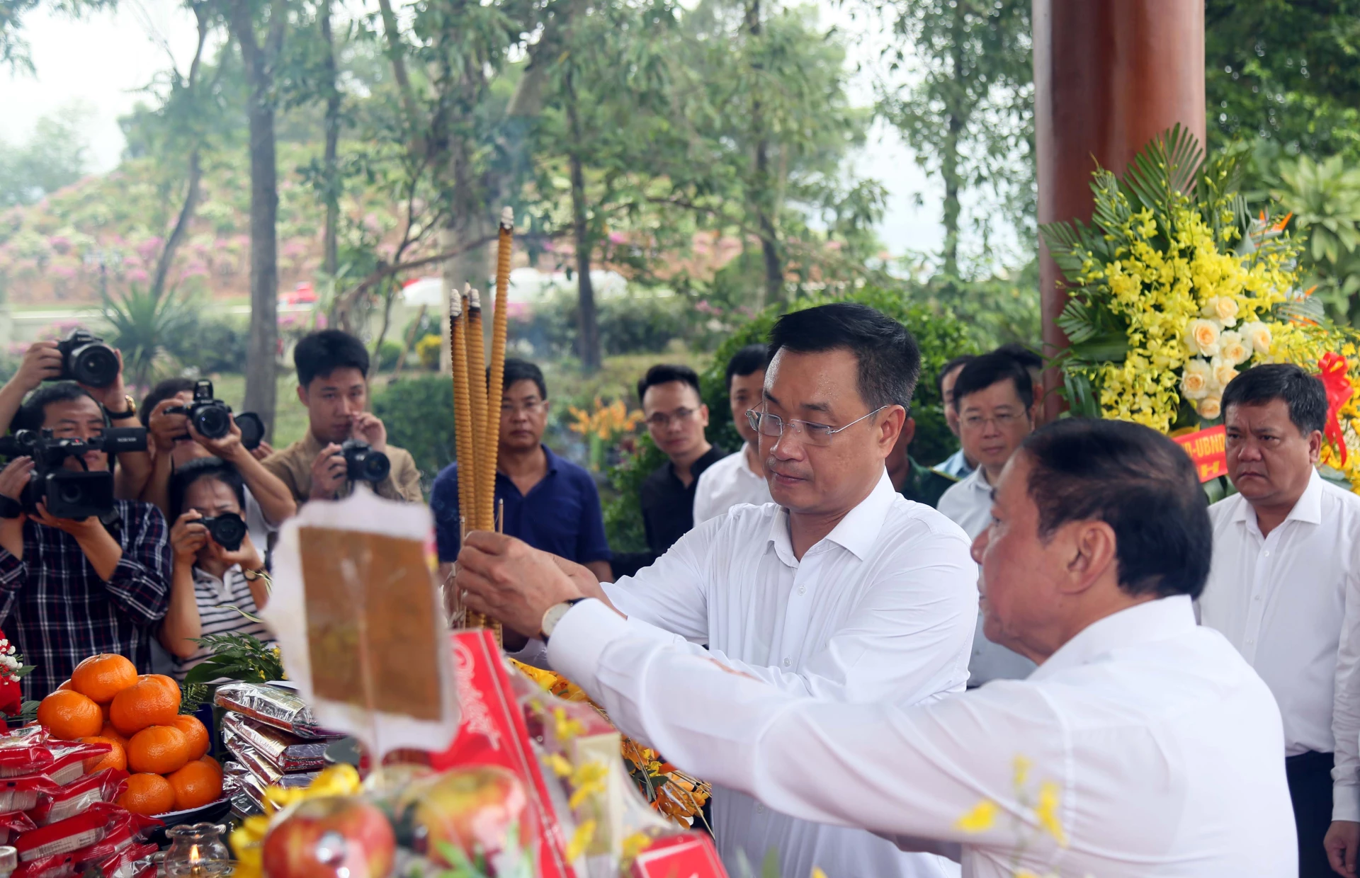 Các đại biểu dâng hương tưởng niệm các anh hùng liệt sỹ tại Đền tưởng niệm liệt sĩ Trường Sơn - Bến phà Long Đại và Bia tưởng niệm Di tích lịch sử quốc gia Bến phà II Long Đại - Ảnh: QV