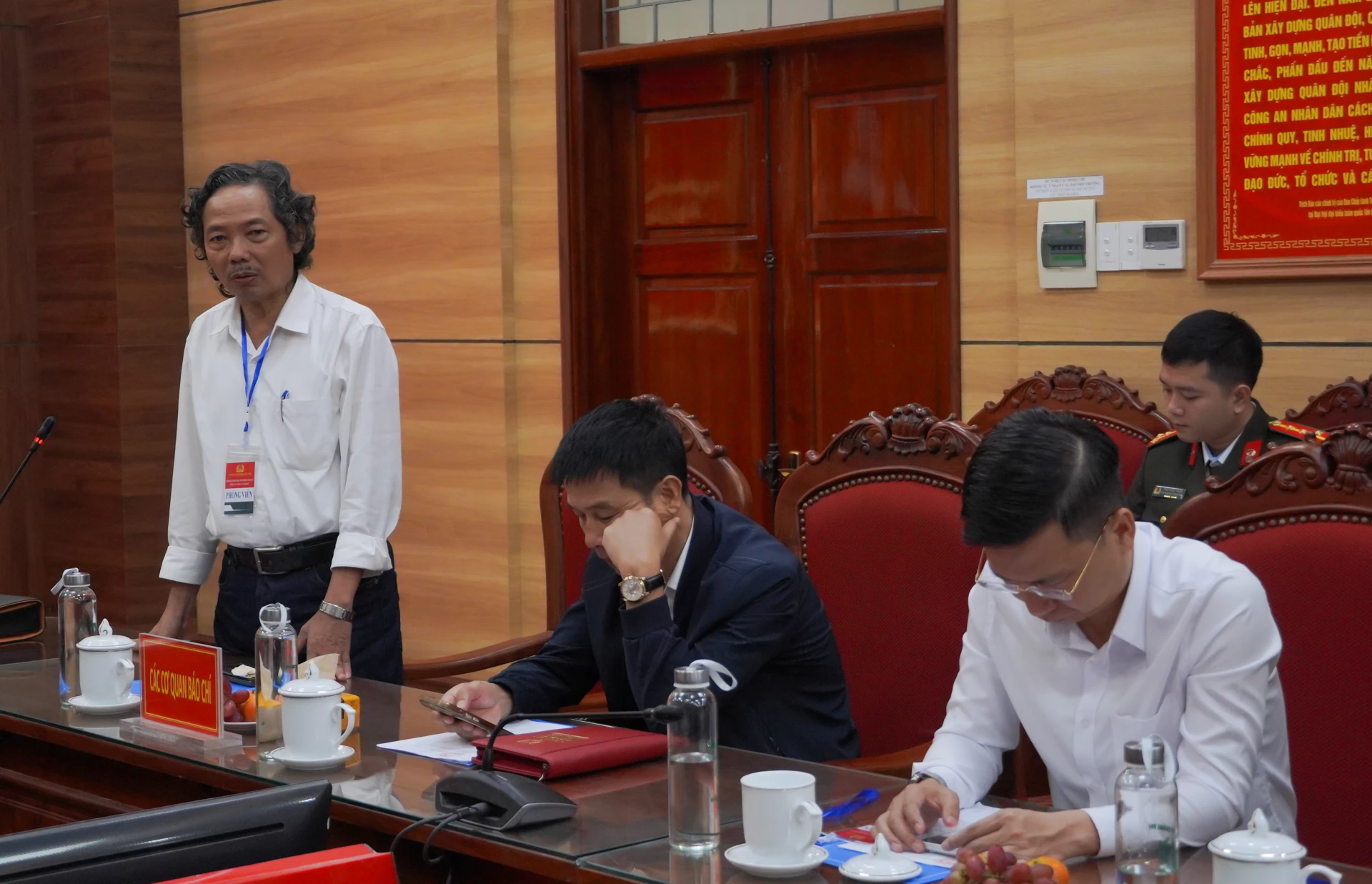 C&aacute;c ph&oacute;ng vi&ecirc;n ph&aacute;t biểu &yacute; kiến tại buổi họp b&aacute;o - Ảnh: N.H