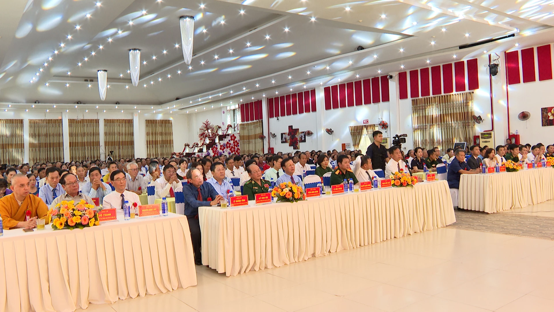 Cán bộ, nhân dân và các đại biểu tham dự buổi lễ