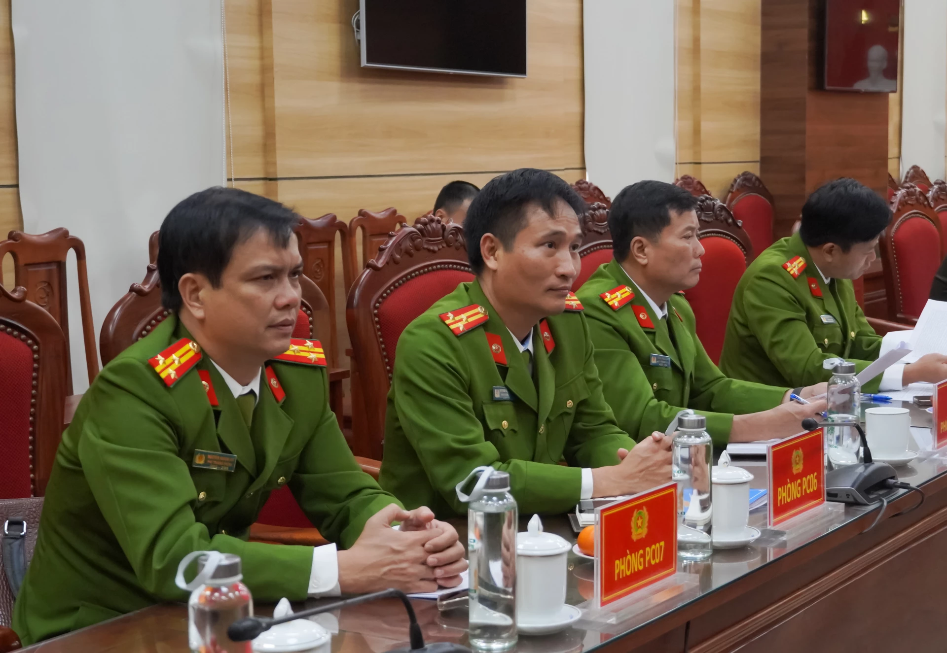 C&aacute;c ph&ograve;ng chuy&ecirc;n m&ocirc;n C&ocirc;ng tỉnh tham dự buổi họp b&aacute;o - Ảnh: N.H