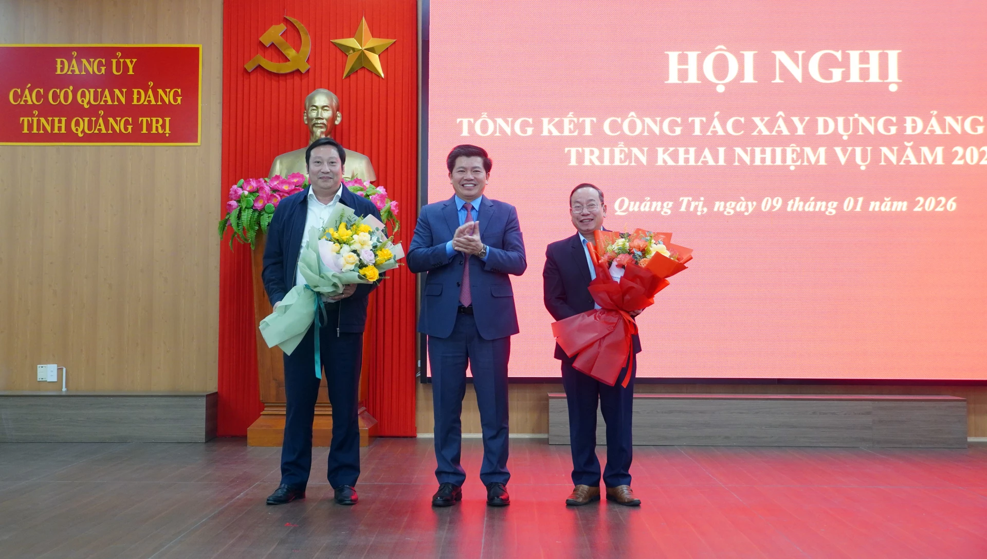 Đồng chí Trần Vũ Khiêm, Phó Bí thư Thường trực Tỉnh ủy, Bí thư Đảng ủy CCQ Đảng tỉnh tặng hoa các đồng chí thôi tham gia Ban Chấp hành Đảng bộ Các cơ quan Đảng tỉnh nhiệm kỳ mới - Ảnh: N.M