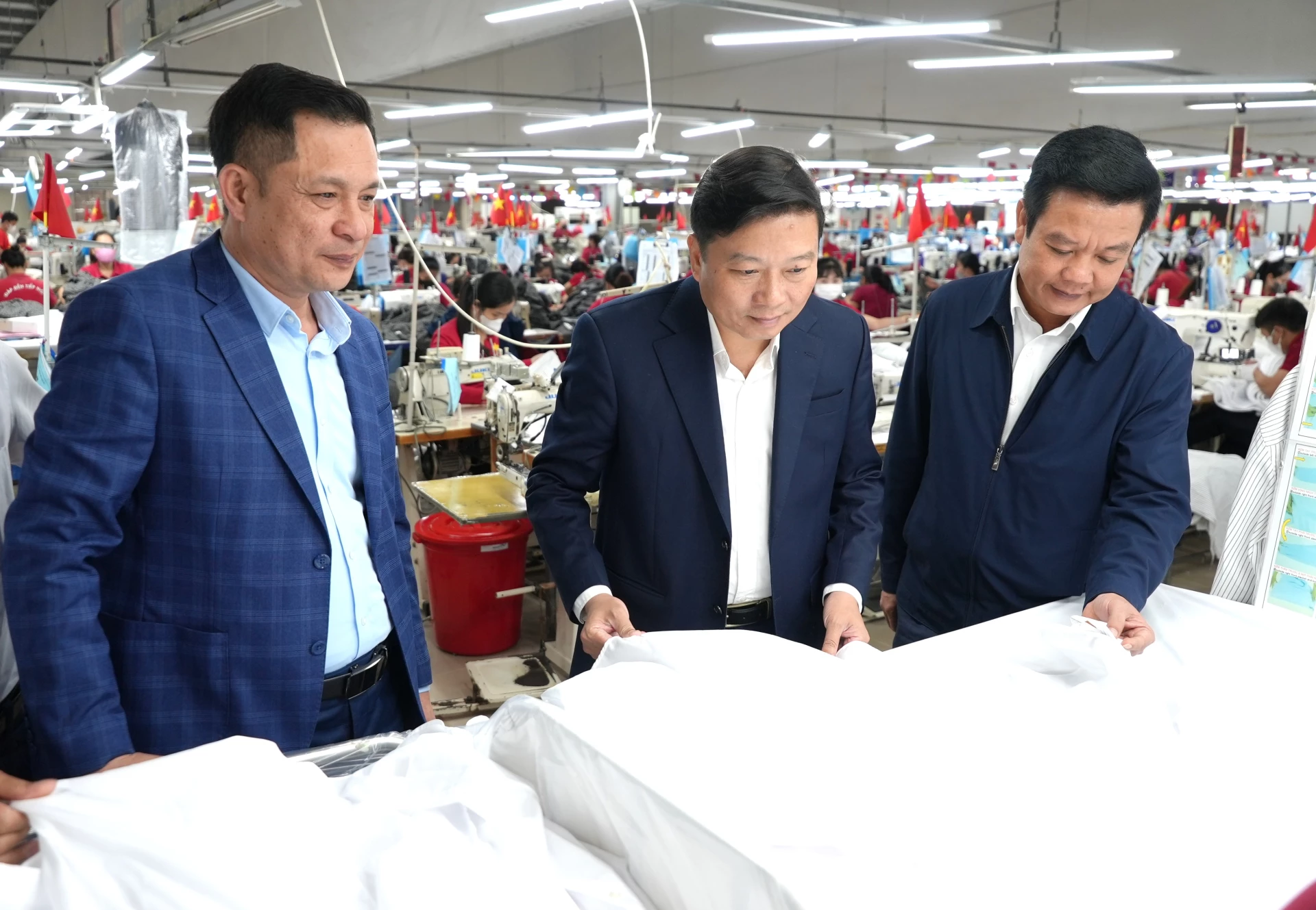 Đồng ch&iacute; L&ecirc; Hồng Vinh, Chủ tịch UBND tỉnh kiểm tra c&aacute;c sản phẩm may mặc tại X&iacute; nghiệp may H&agrave; Quảng - Ảnh: Trung Đức