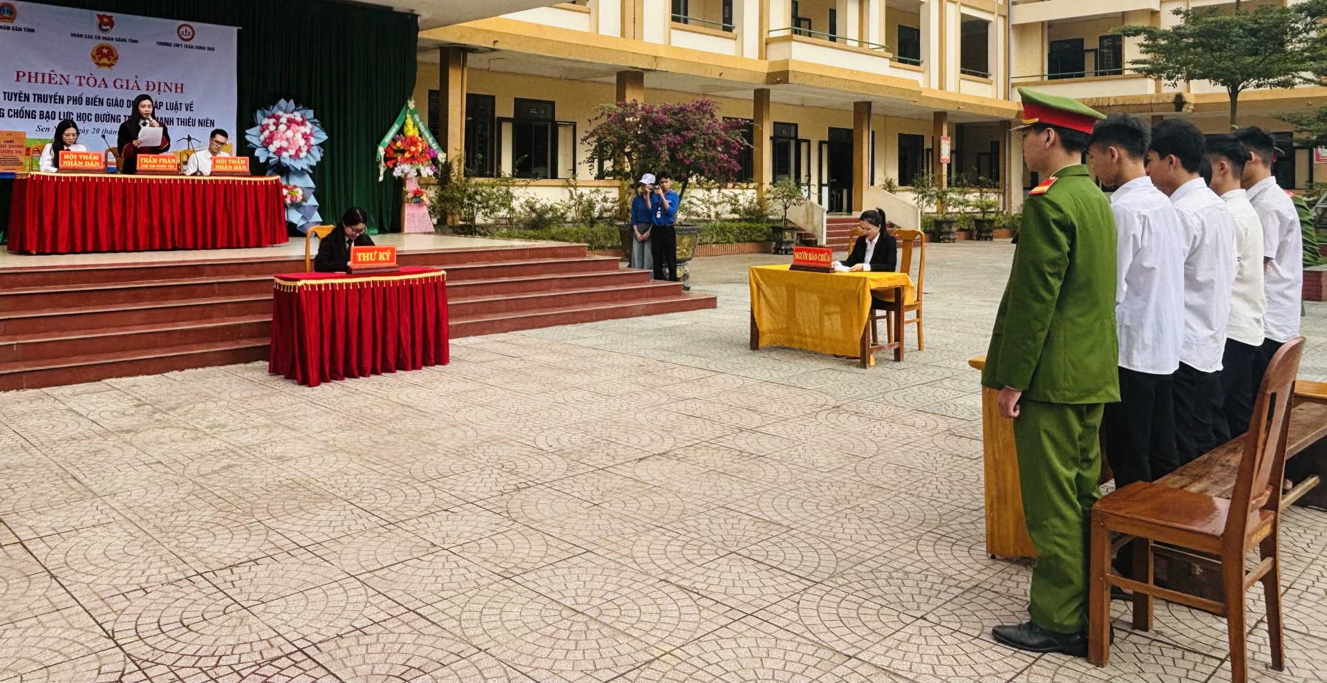 Phi&ecirc;n t&ograve;a giả định tuy&ecirc;n truyền, phổ biến ph&aacute;p luật về ph&ograve;ng, chống bạo lực học đường