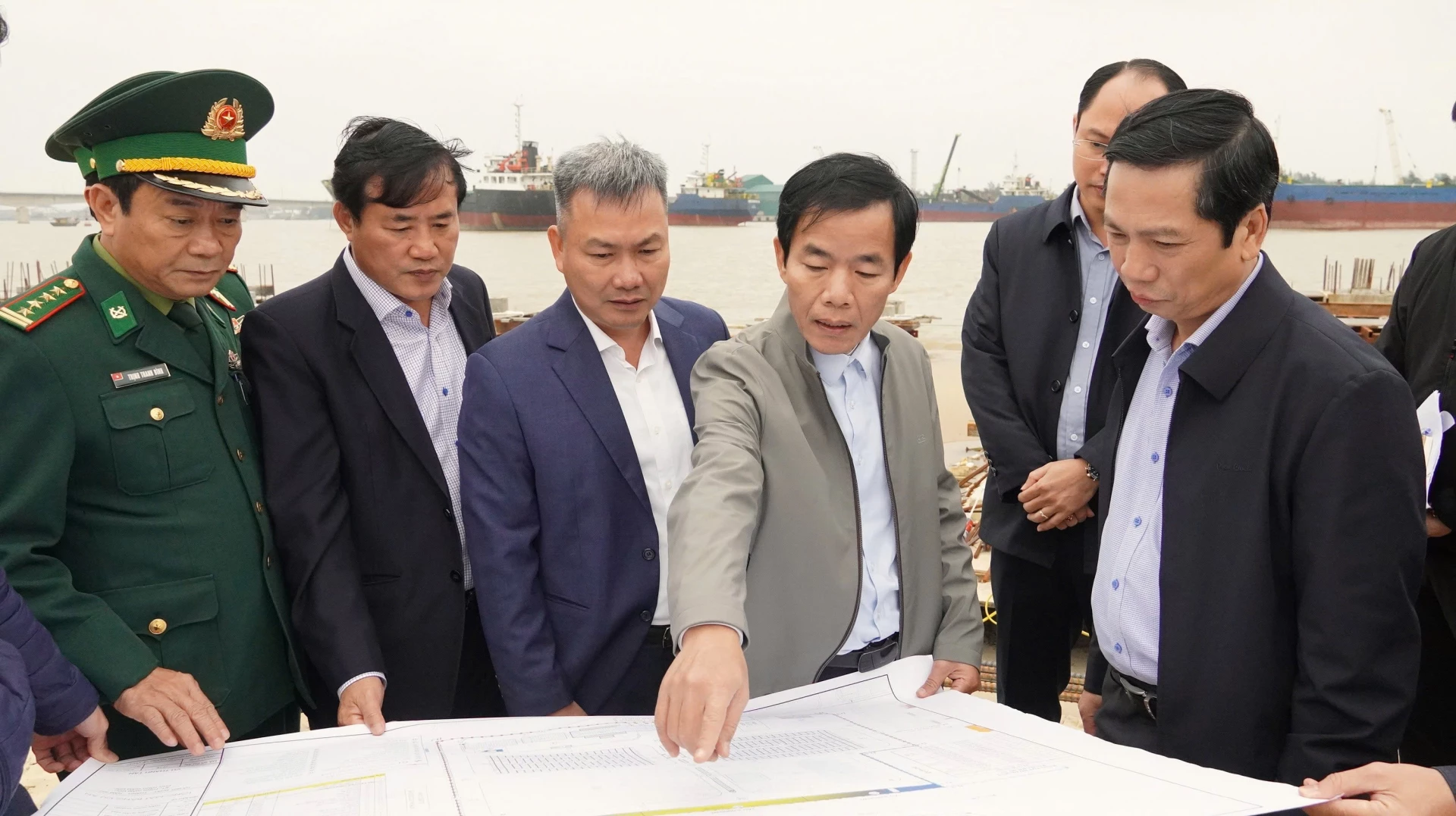 Đồng ch&iacute; Nguyễn Văn Phương, B&iacute; thư Tỉnh ủy kiểm tra tiến độ dự &aacute;n bến cảng CFG Nam Cửa Việt - Ảnh: Quốc Việt