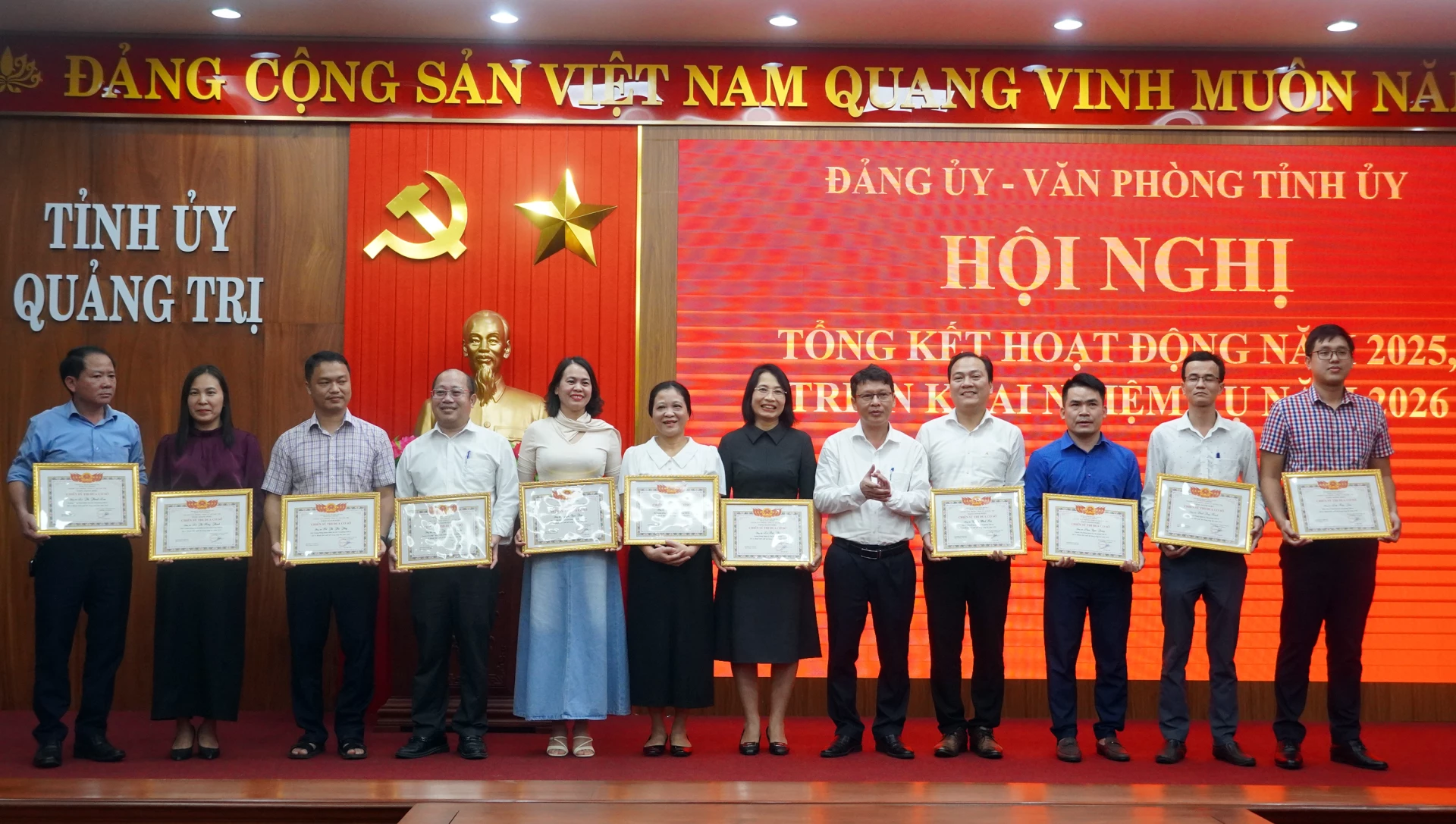 Đồng ch&iacute; Trần Trung Th&ocirc;ng, Ph&oacute; Ch&aacute;nh Văn ph&ograve;ng Tỉnh ủy trao danh hiệu thi đua cho c&aacute;c c&aacute; nh&acirc;n - Ảnh: N.M