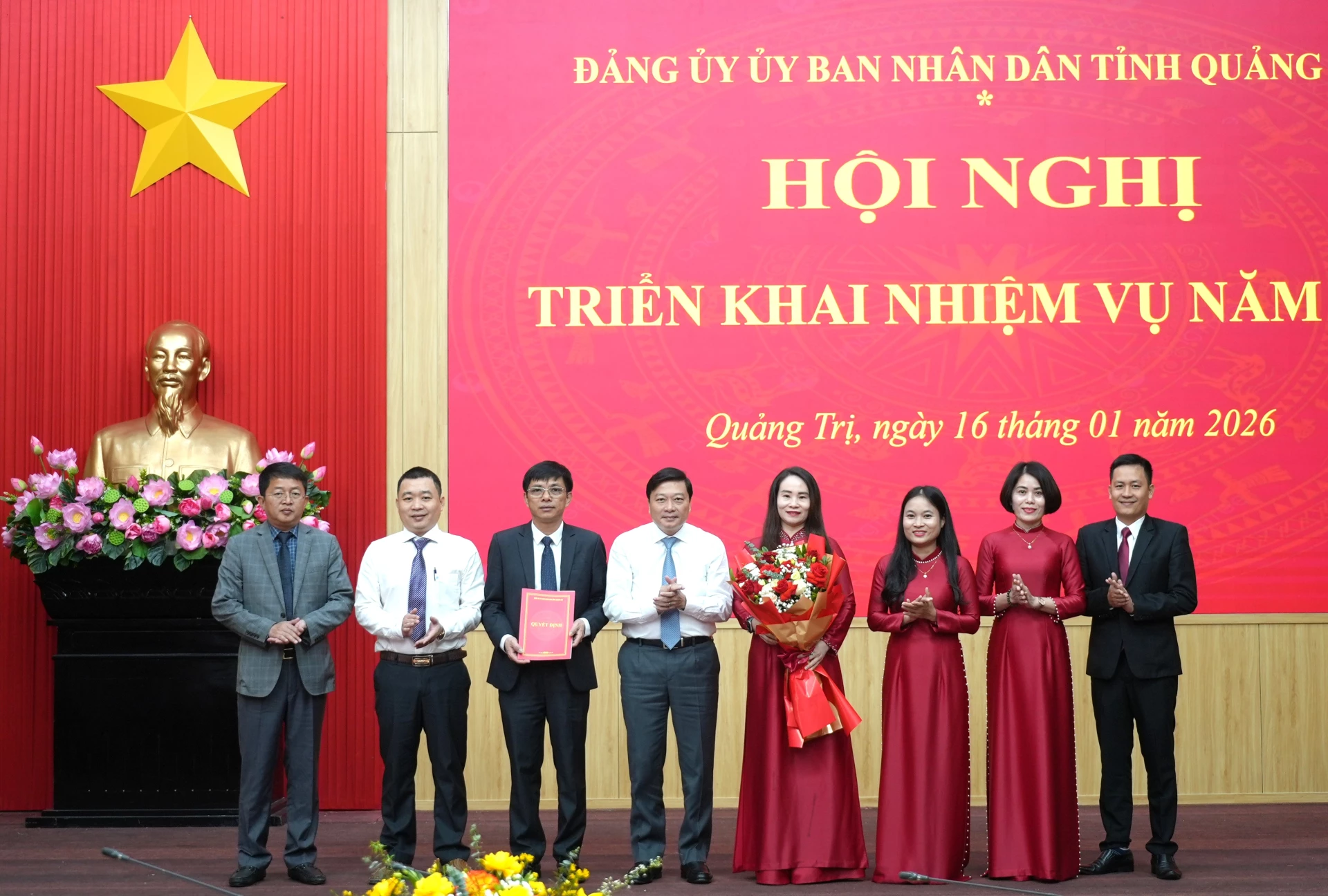 Thay mặt Ban Thường vụ Tỉnh ủy, đồng ch&iacute; L&ecirc; Hồng Vinh, Chủ tịch UBND tỉnh trao quyết định v&agrave; tặng hoa cho Ủy ban Kiểm tra Đảng ủy UBND tỉnh nhiệm kỳ 2025 -2030 - Ảnh: Trung Đức