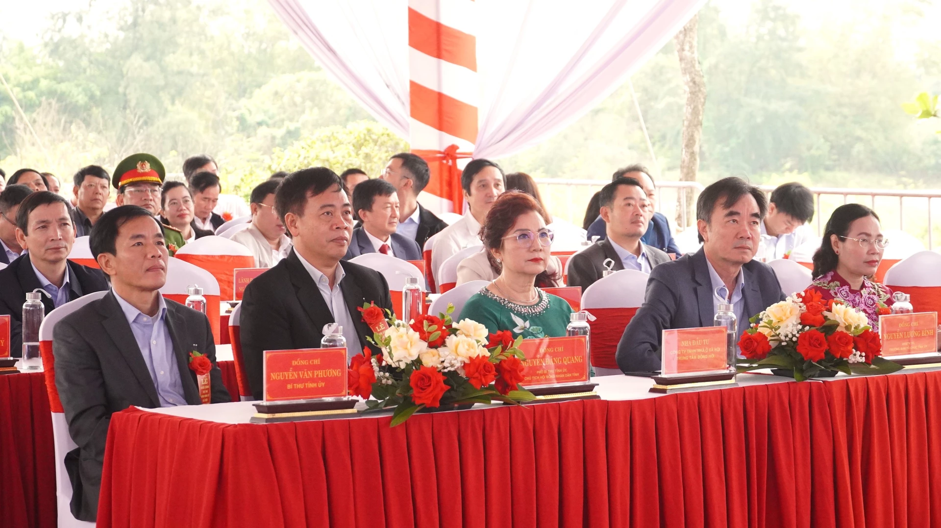 Đồng chí Bí thư Tỉnh ủy Nguyễn Văn Phương và các đại biểu tham dự buổi lễ - Ảnh: QV