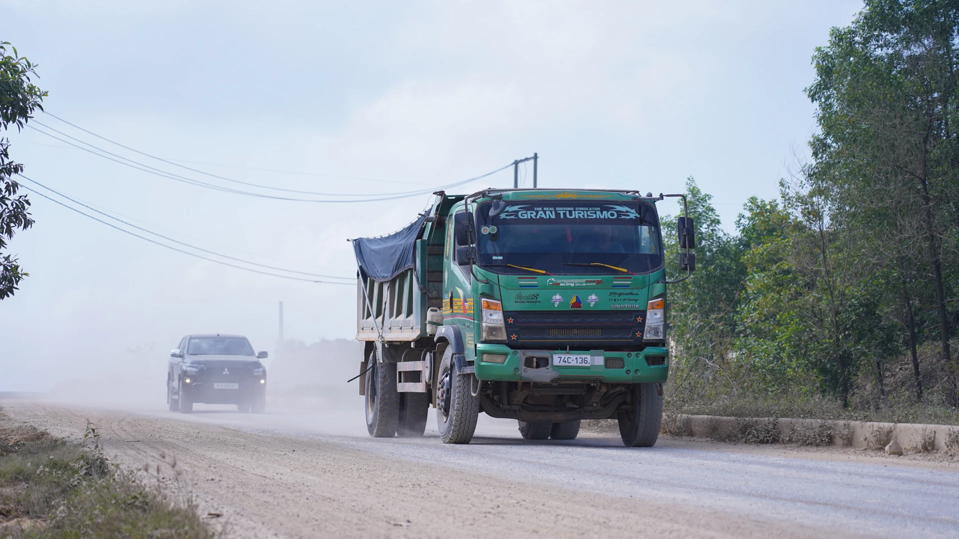 Do lưu lượng xe tải trọng lớn chở đất qua lại khu vực Quốc lộ 9 thuộc x&atilde; Hiếu Giang nhiều khiến &ocirc; nhiễm bụi nghi&ecirc;m trọng  